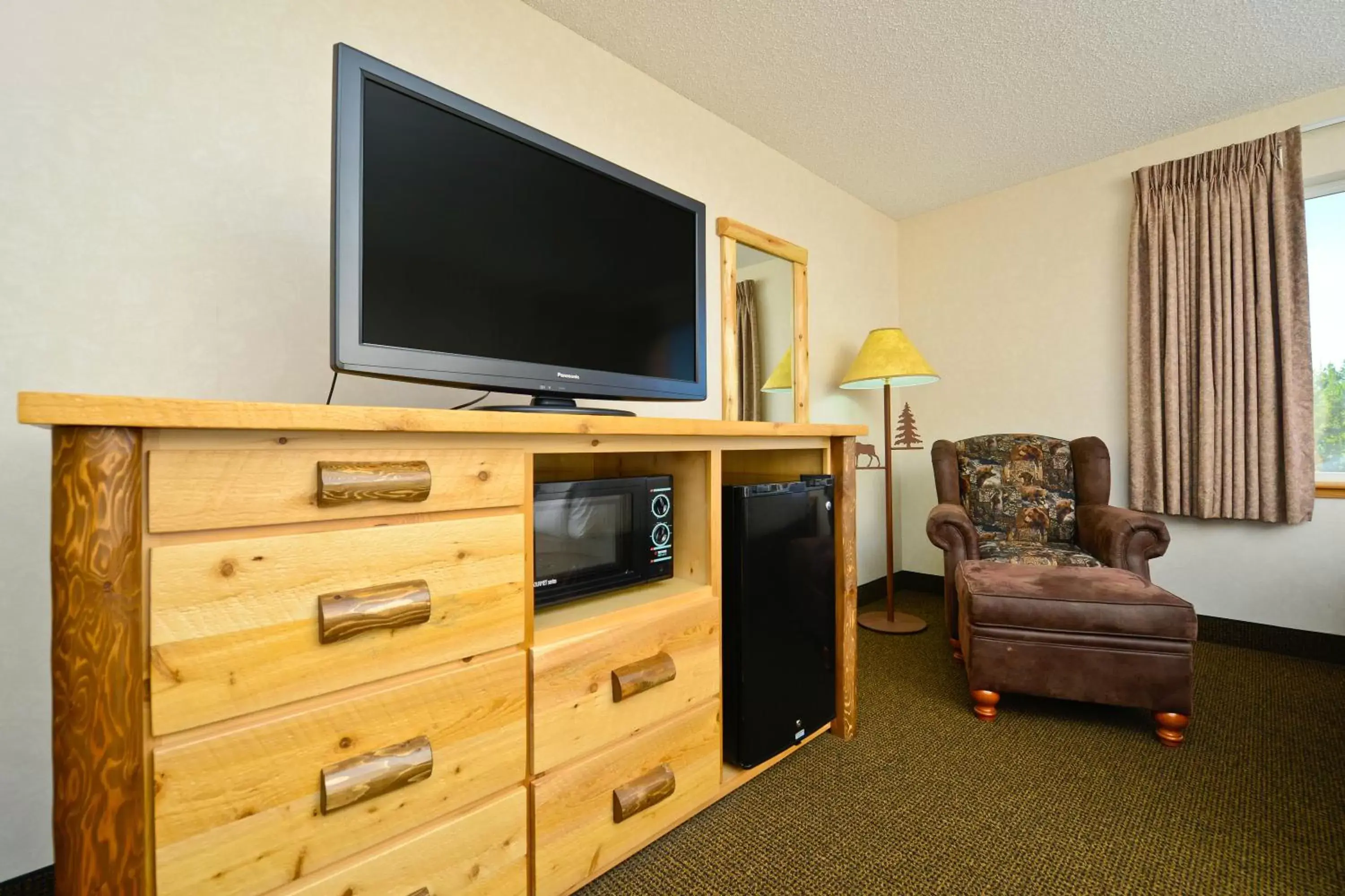 Bed, TV/Entertainment Center in Kelly Inn West Yellowstone