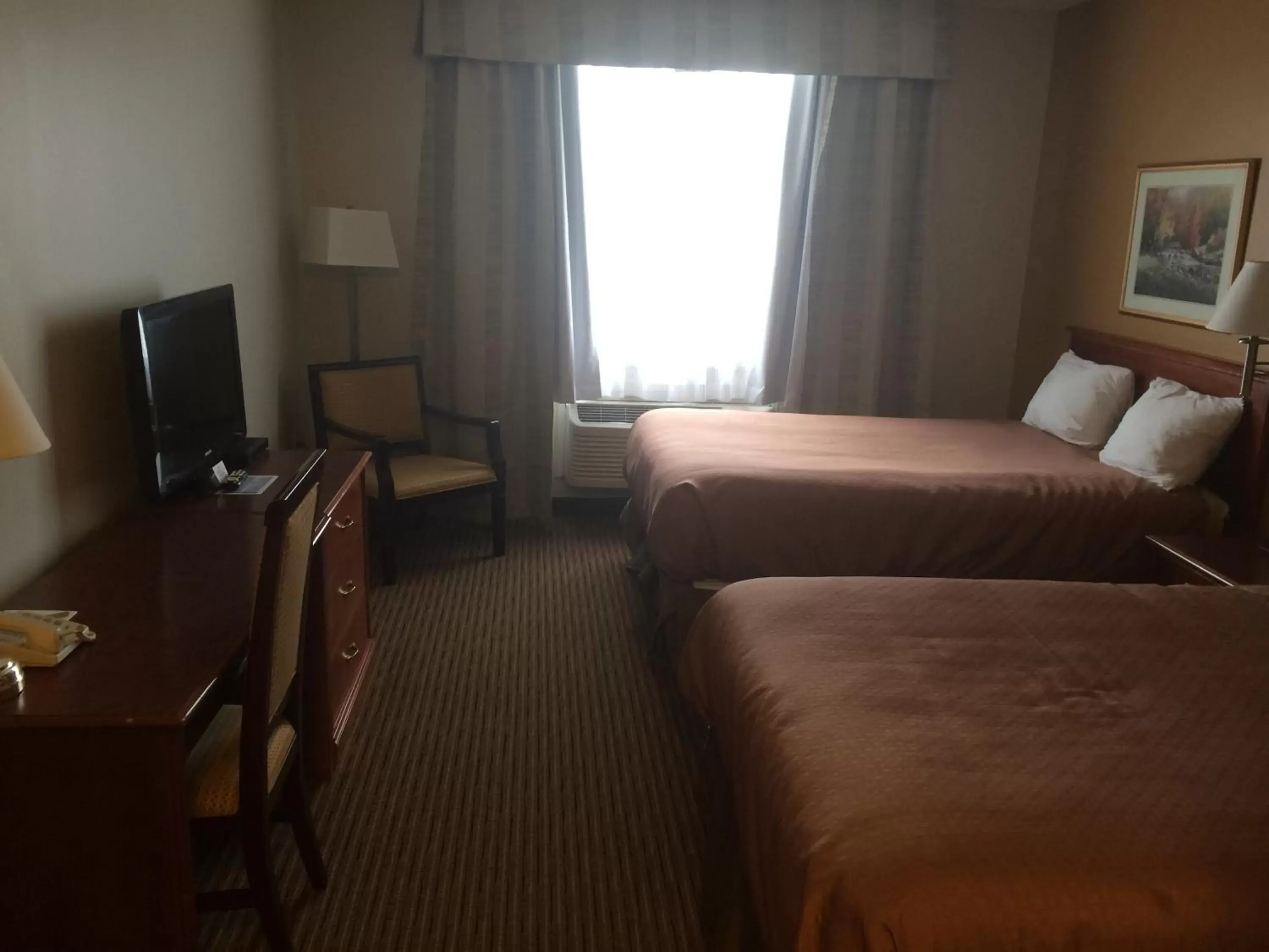 Photo of the whole room, Bed in Foxwood Inn and Suites