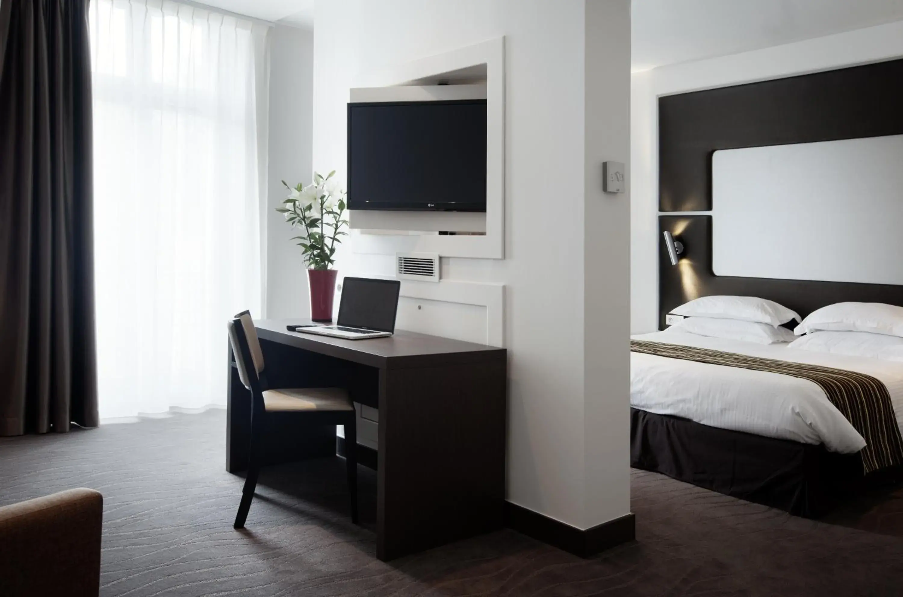 Bed, TV/Entertainment Center in Brit Hotel de Grignan Vichy