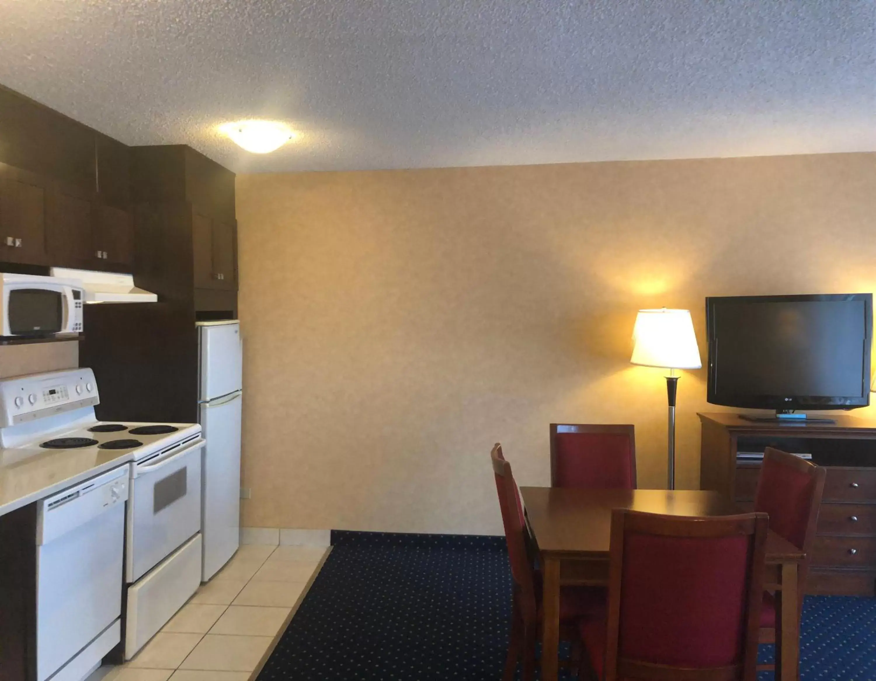 Kitchen or kitchenette, TV/Entertainment Center in Best Western Plus Suites Downtown Calgary