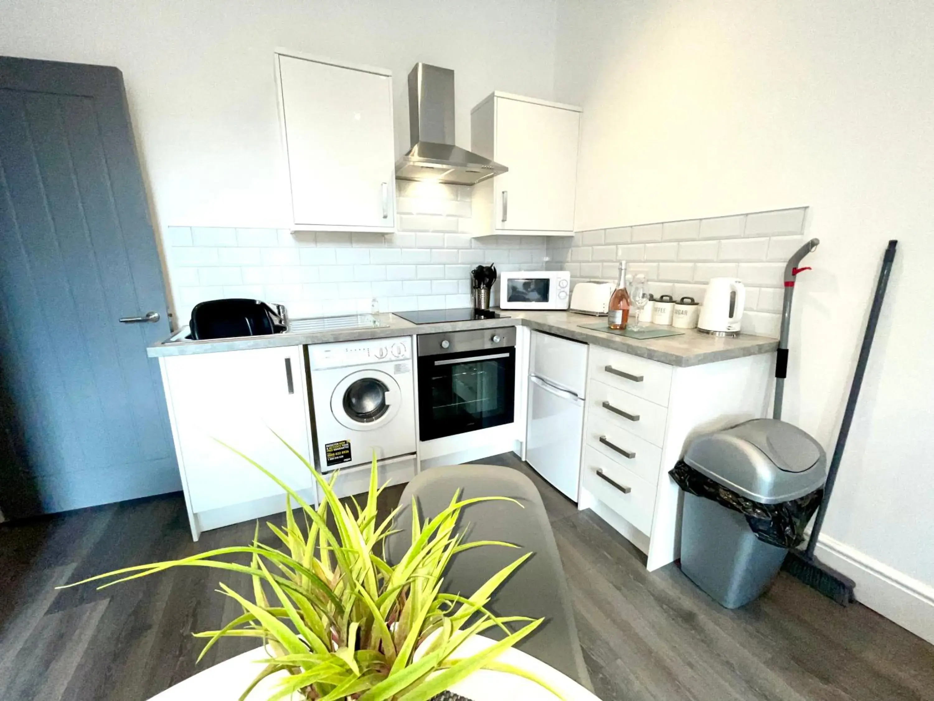 Kitchen or kitchenette, Kitchen/Kitchenette in Albert Luxury Hottub and Jacuzzi Apartments