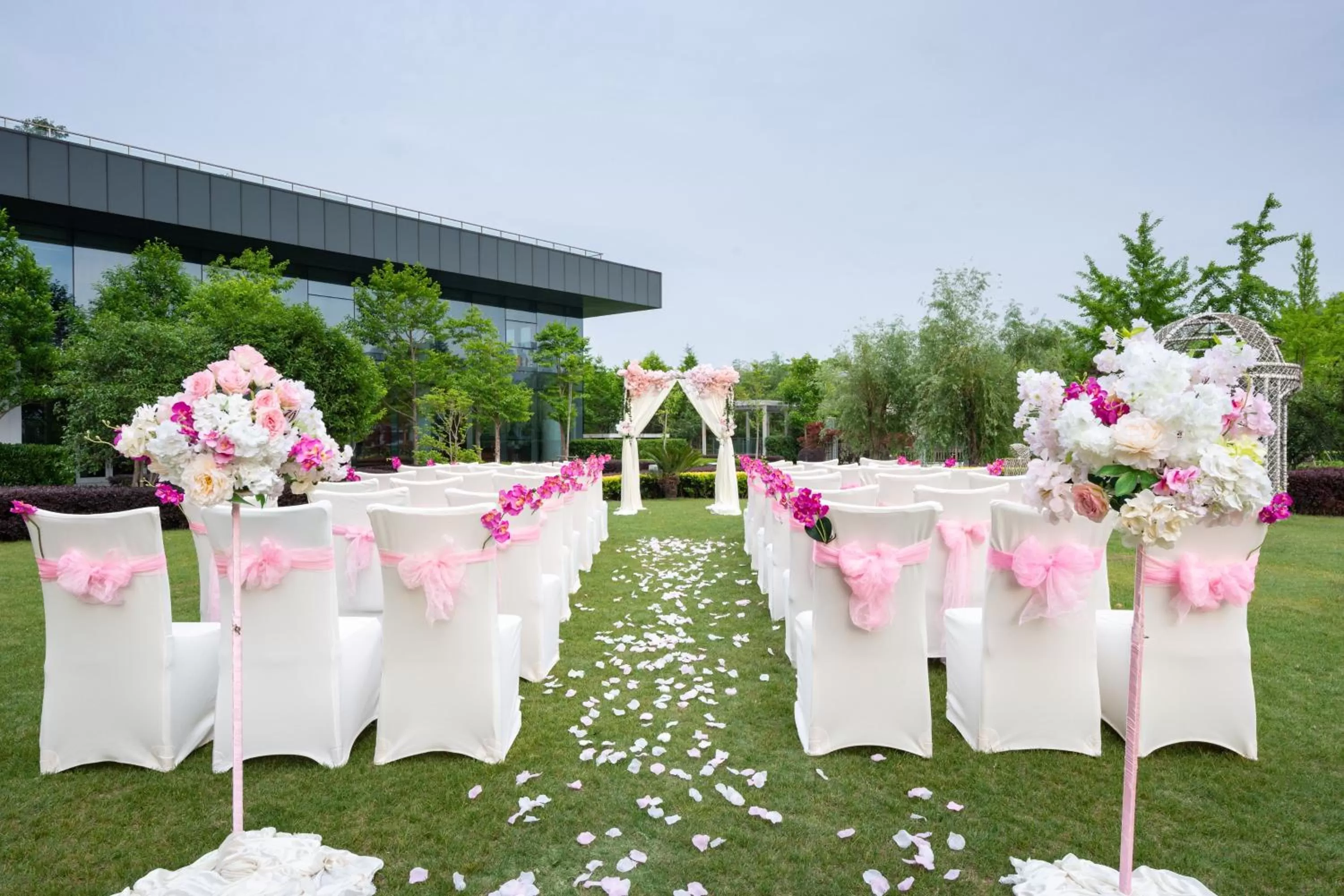 Garden in Holiday Inn Shanghai Pudong Kangqiao by IHG - Free shuttle bus to Disney land, Ins Swimming Pool