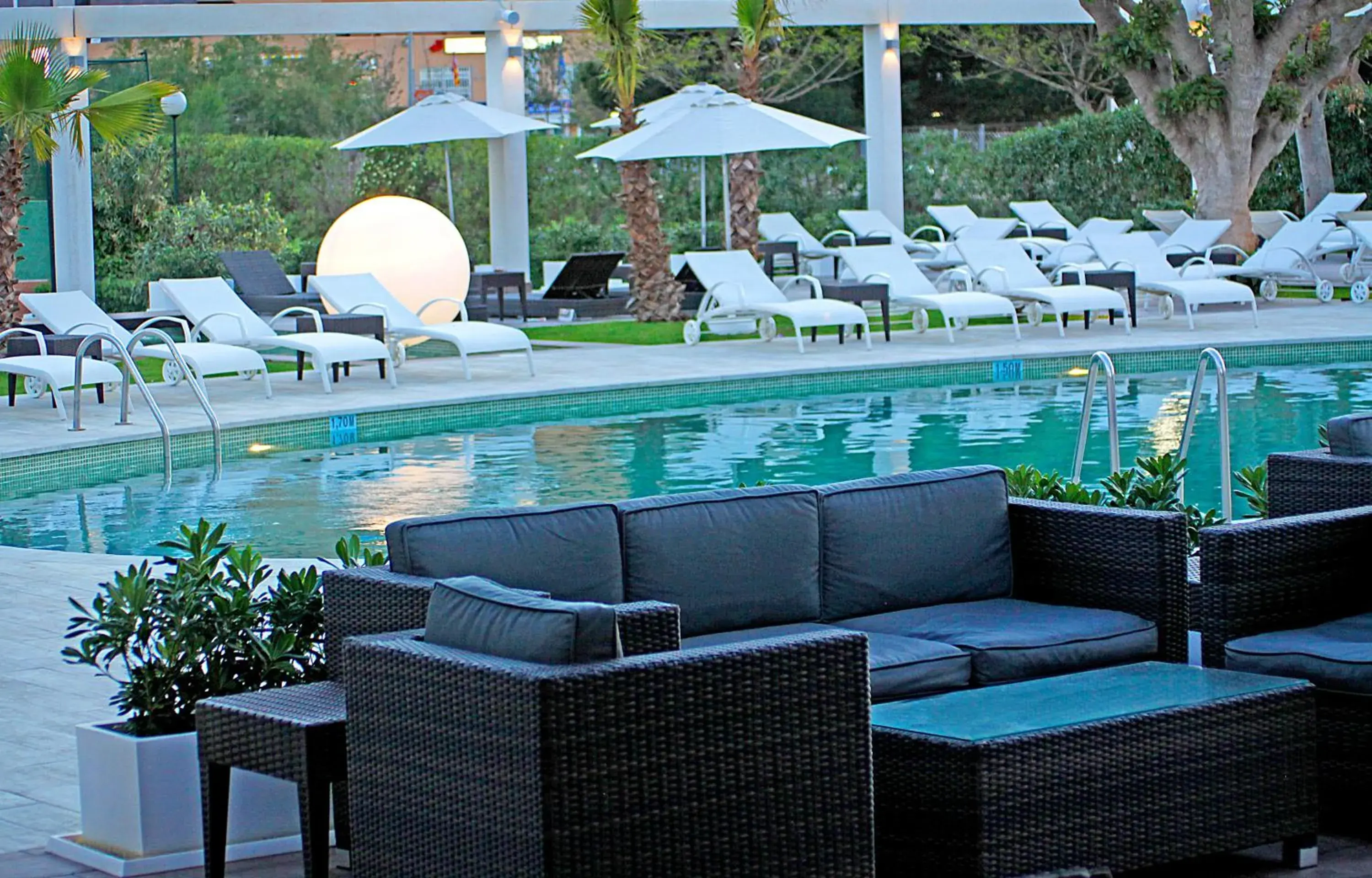 Lounge or bar, Swimming Pool in BG Caballero