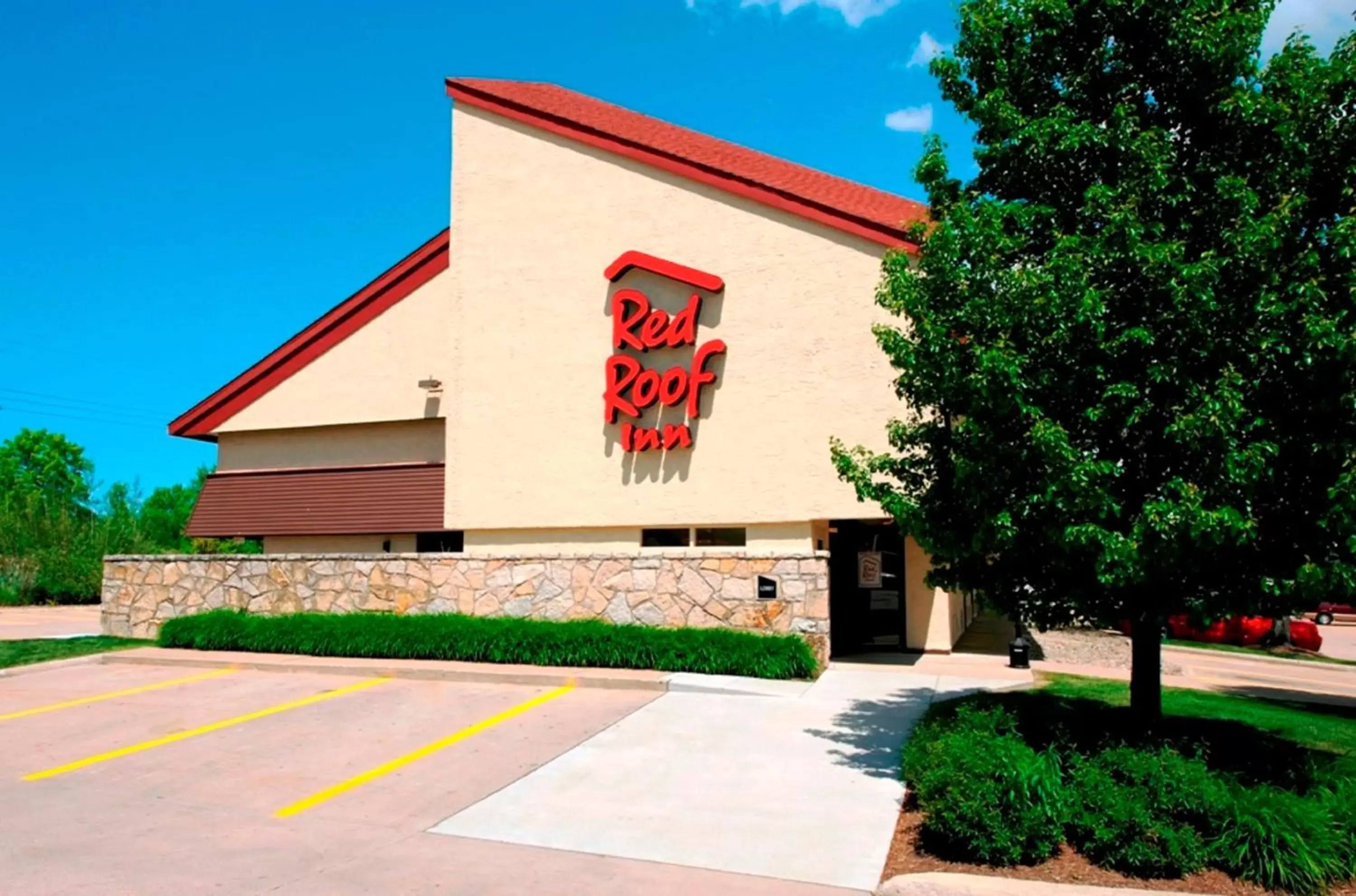 Property Building in Red Roof Inn Erie – I-90