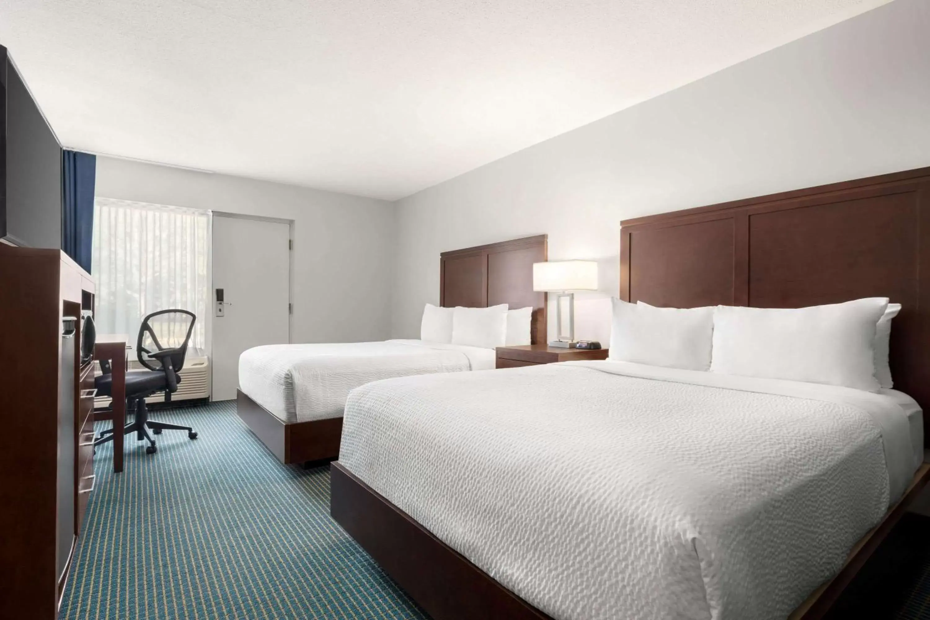 Photo of the whole room, Bed in Days Inn by Wyndham Sarnia Harbourfront