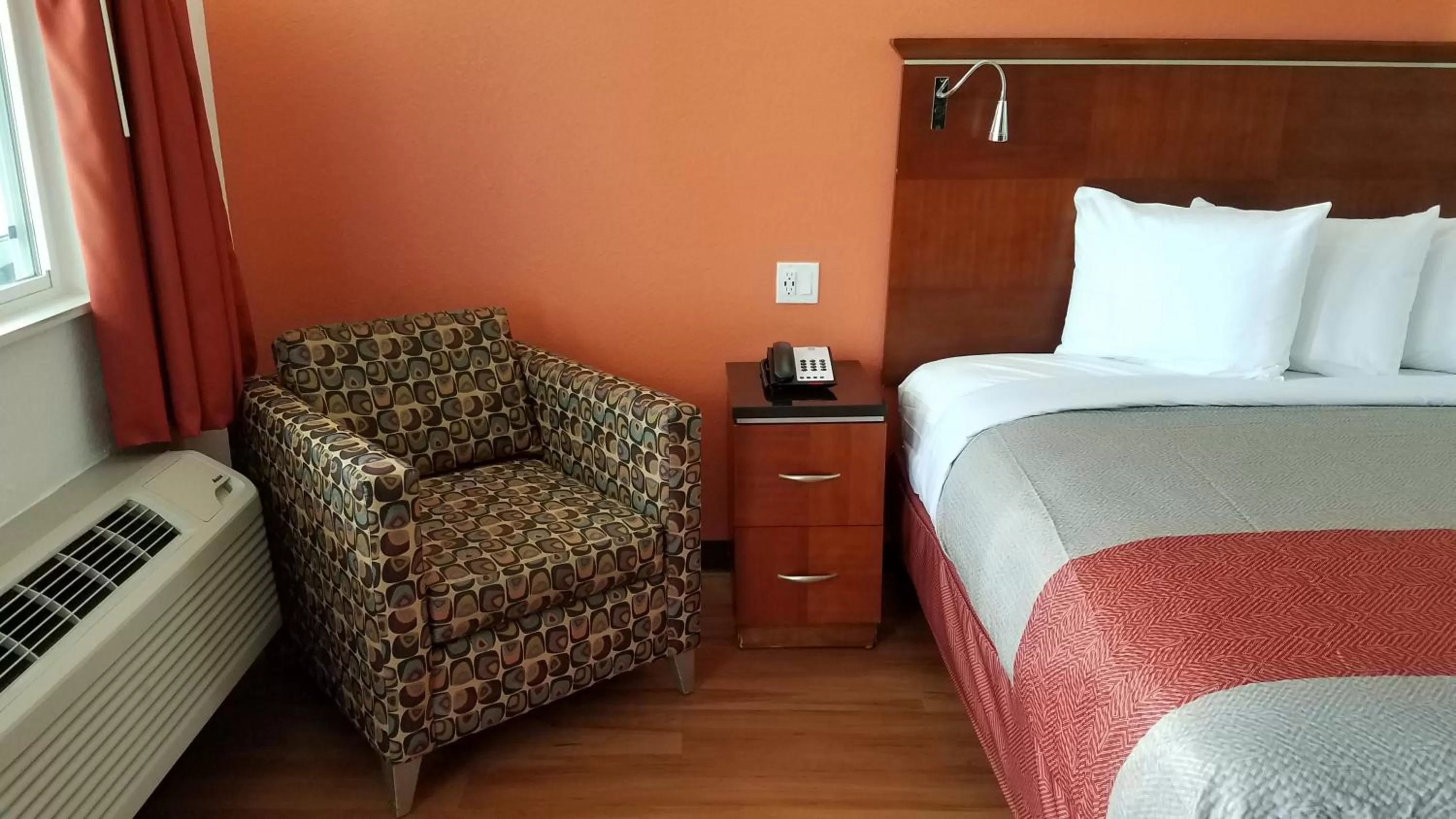 Food and drinks, Bed in Motel 6-Alma, AR