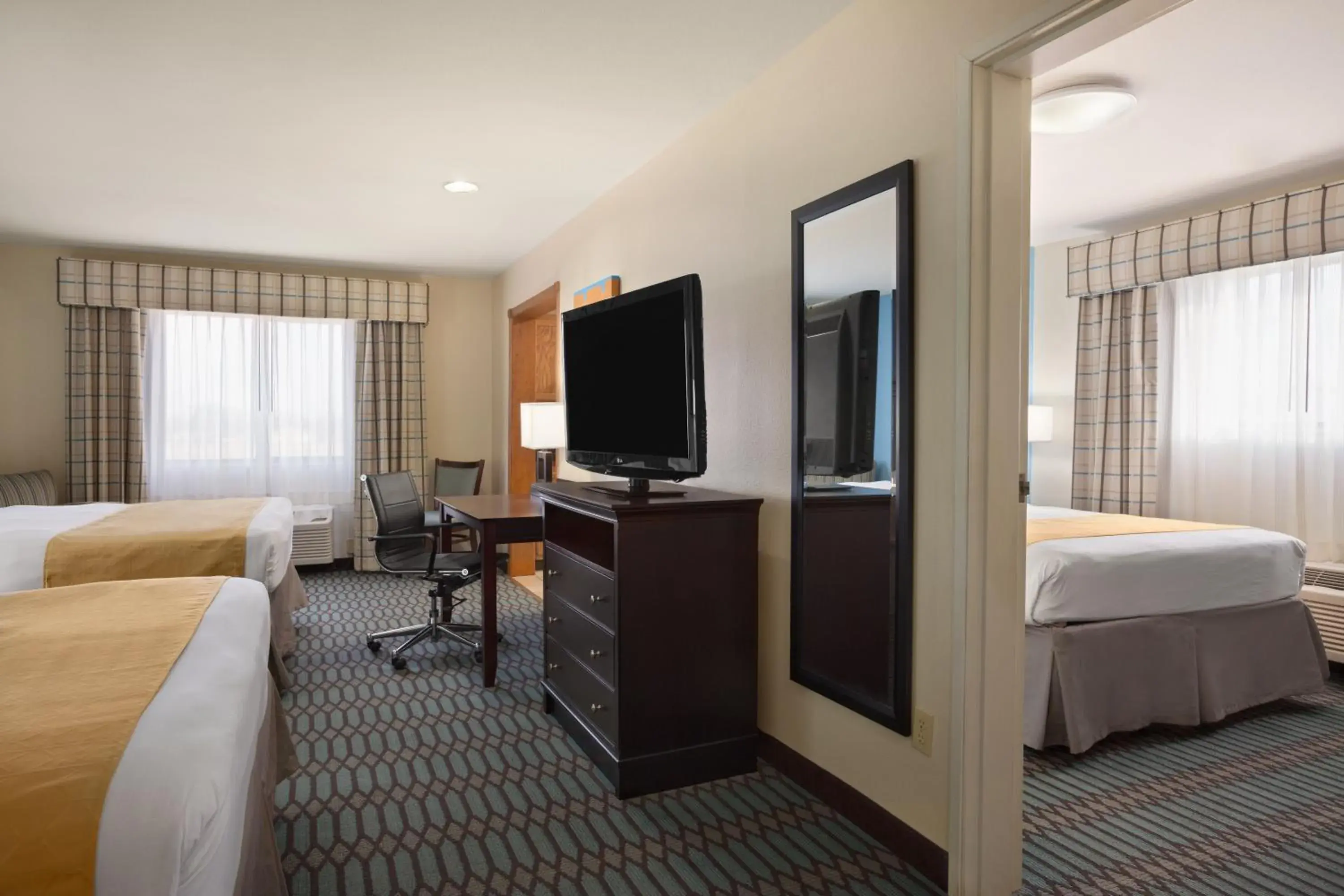 Day, Bed in Country Inn & Suites by Radisson, Lubbock, TX