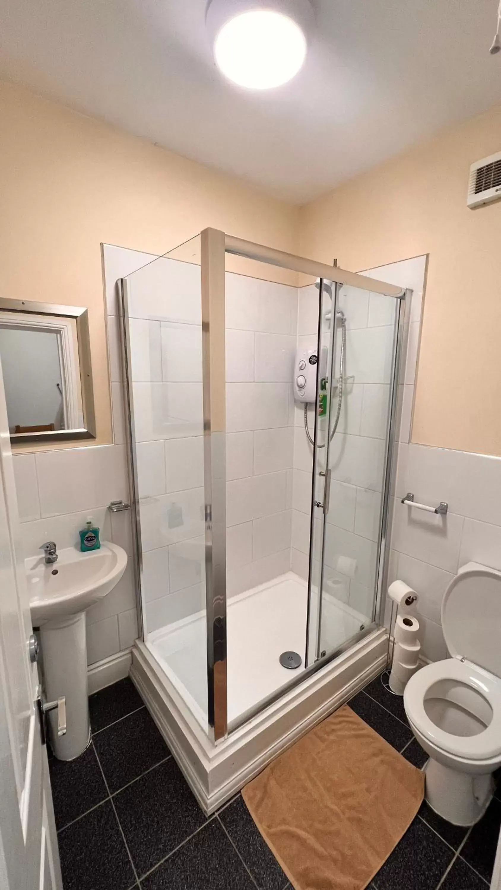 Bathroom in The Cabbage Hall Hotel