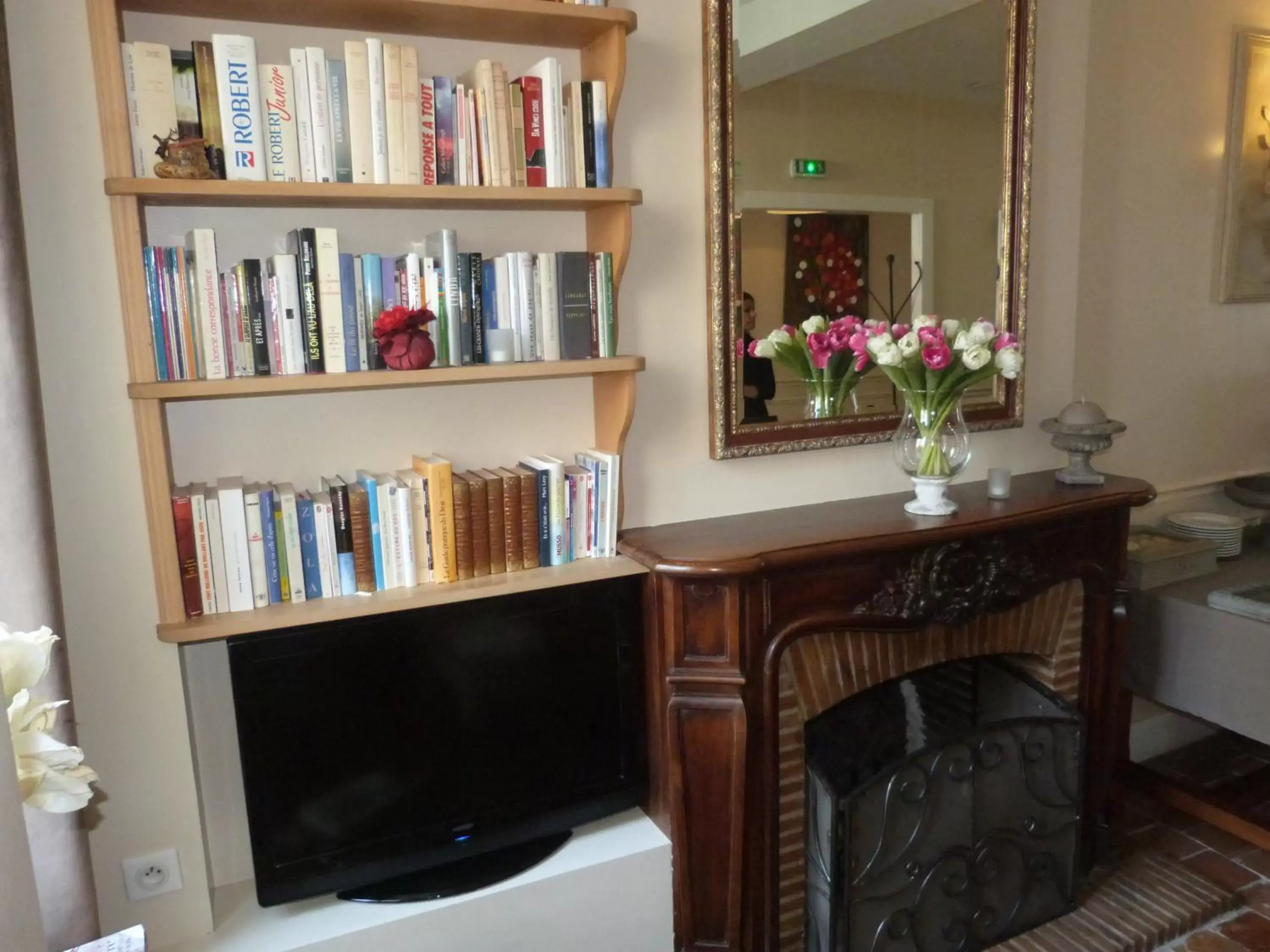 Decorative detail, Library in Hotel La Closeraie