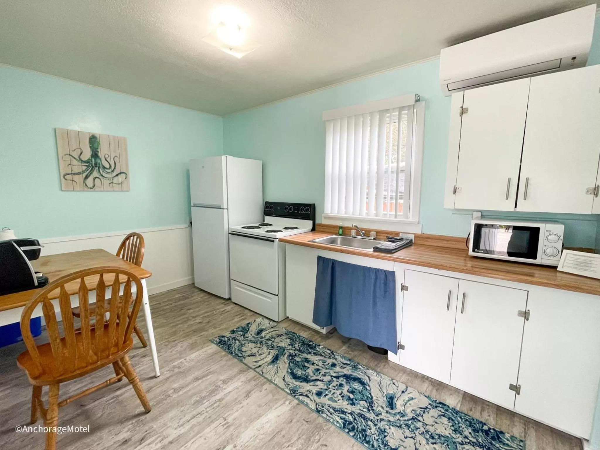 Kitchen/Kitchenette in The Anchorage Motel