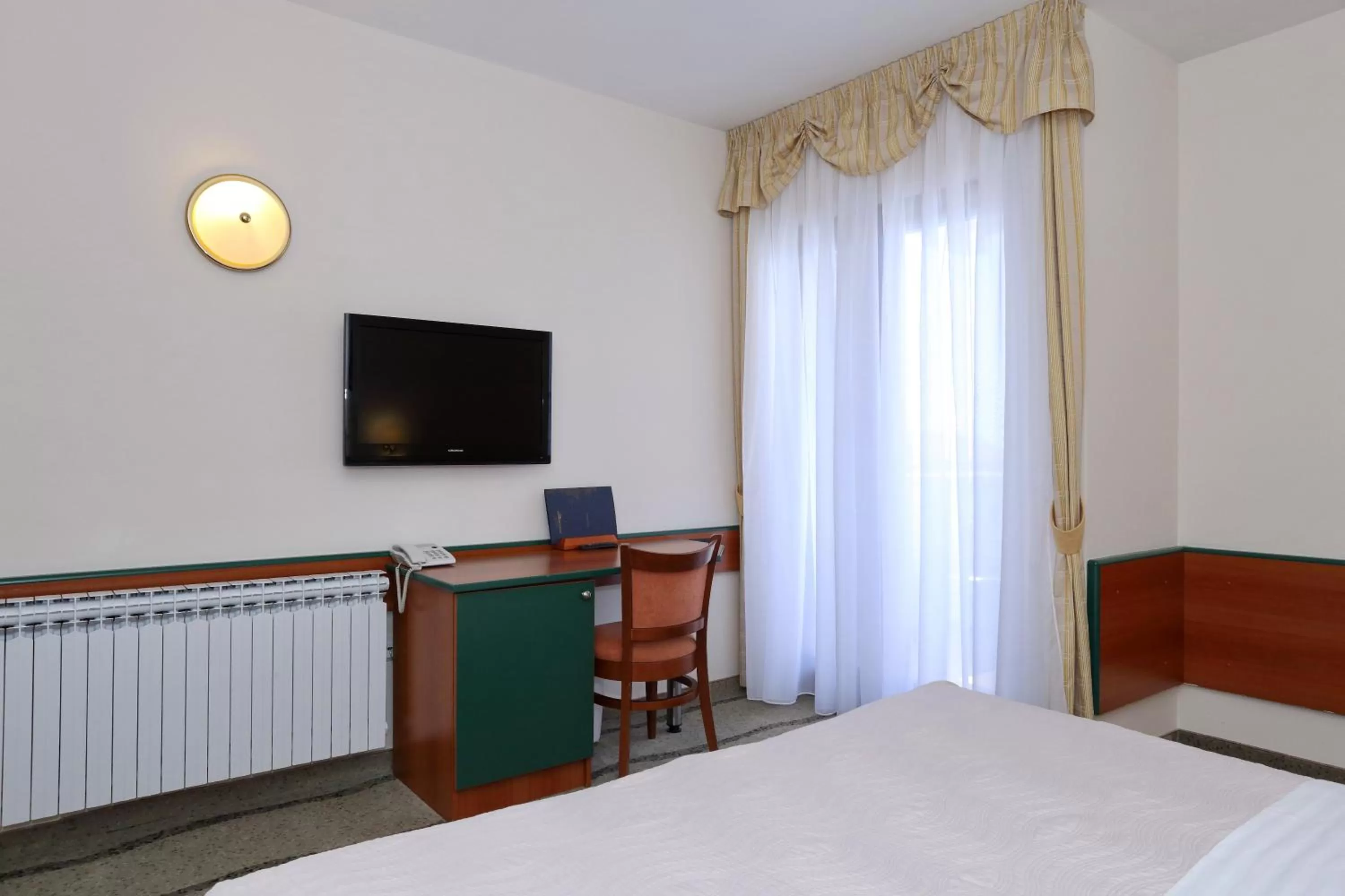 TV and multimedia, Bed in Hotel Mediteran