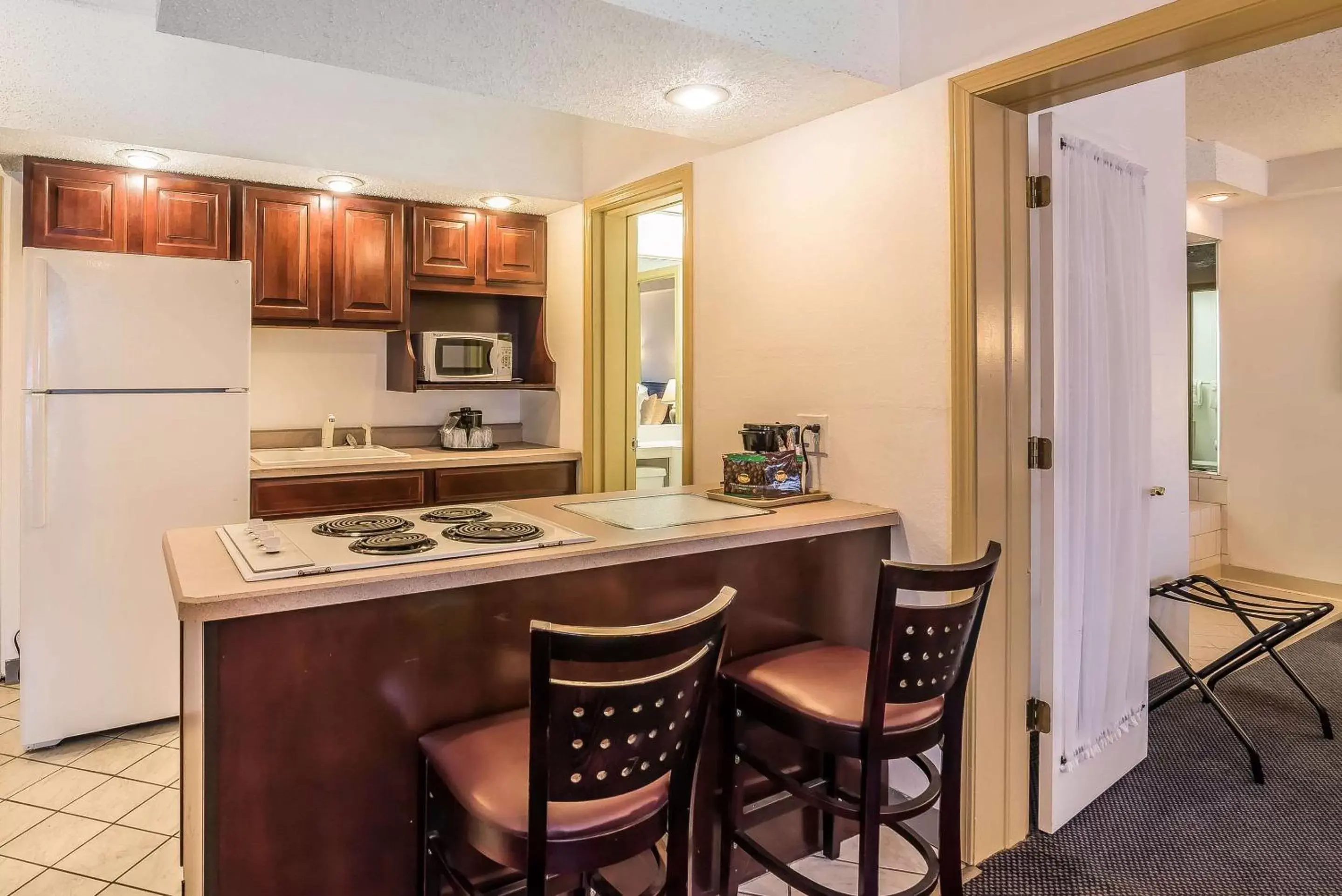 Bedroom, Kitchen/Kitchenette in Quality Inn & Suites Albany Airport