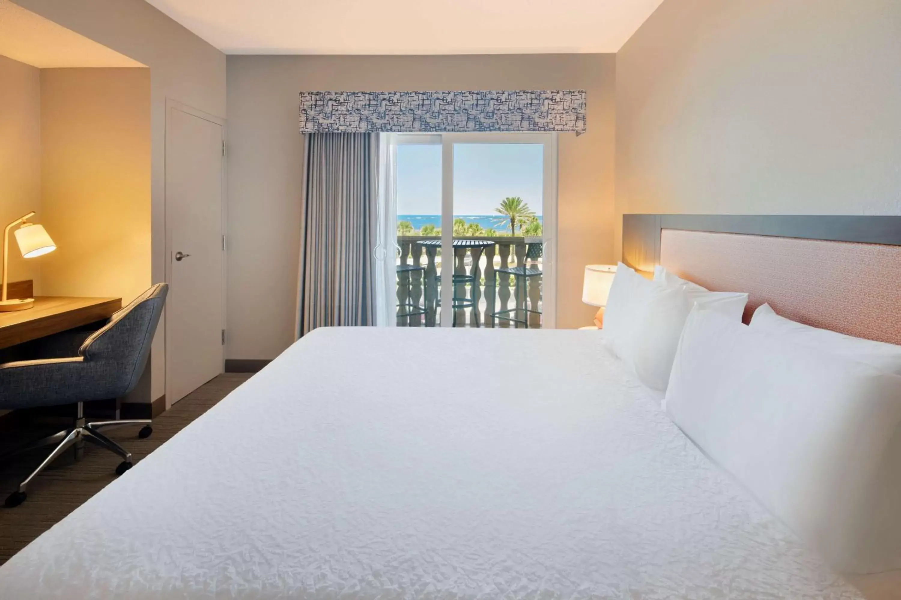 Bedroom, Bed in Hampton Inn & Suites St. Augustine-Vilano Beach