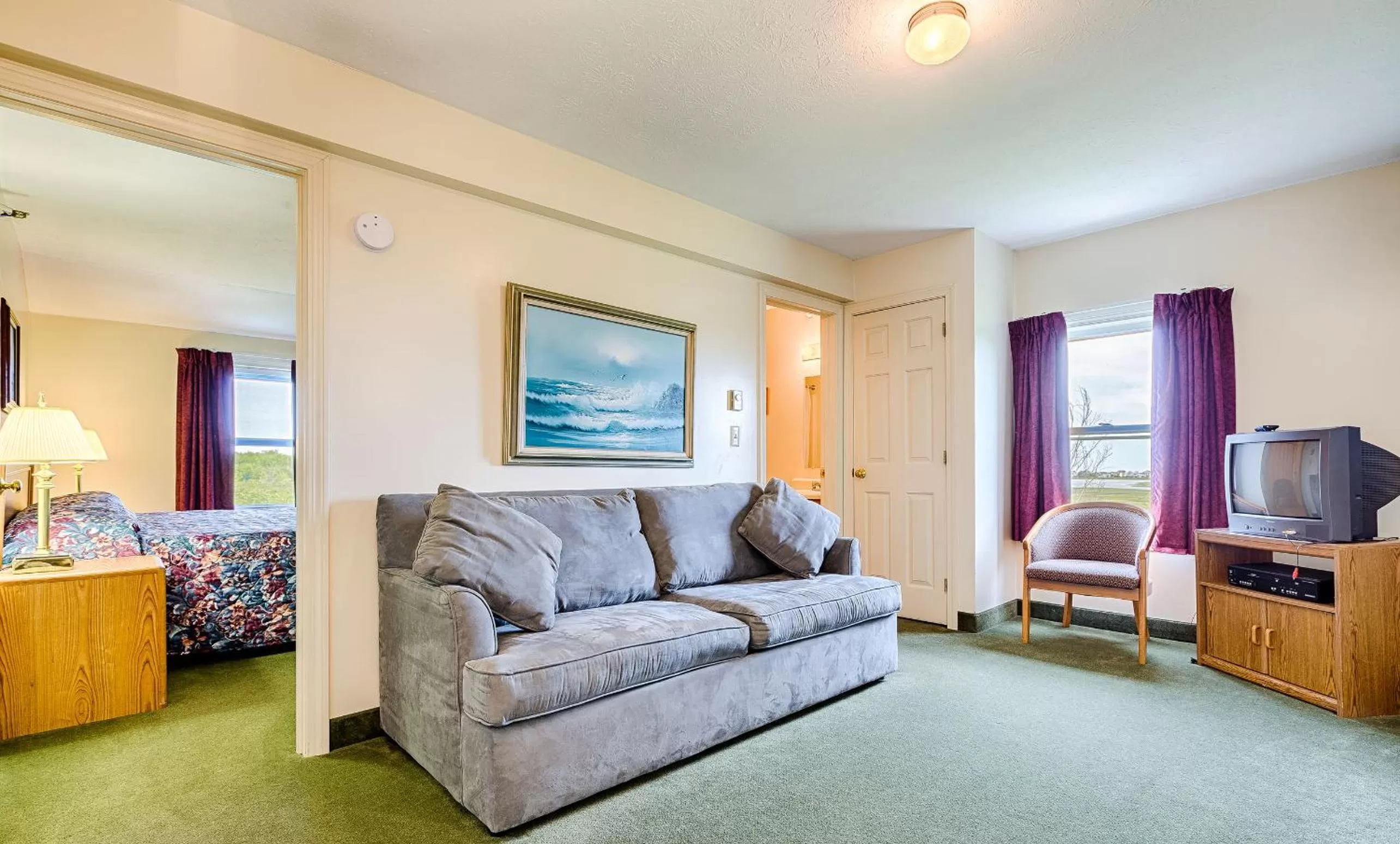 Bed, Seating Area in Misty Harbor Resort