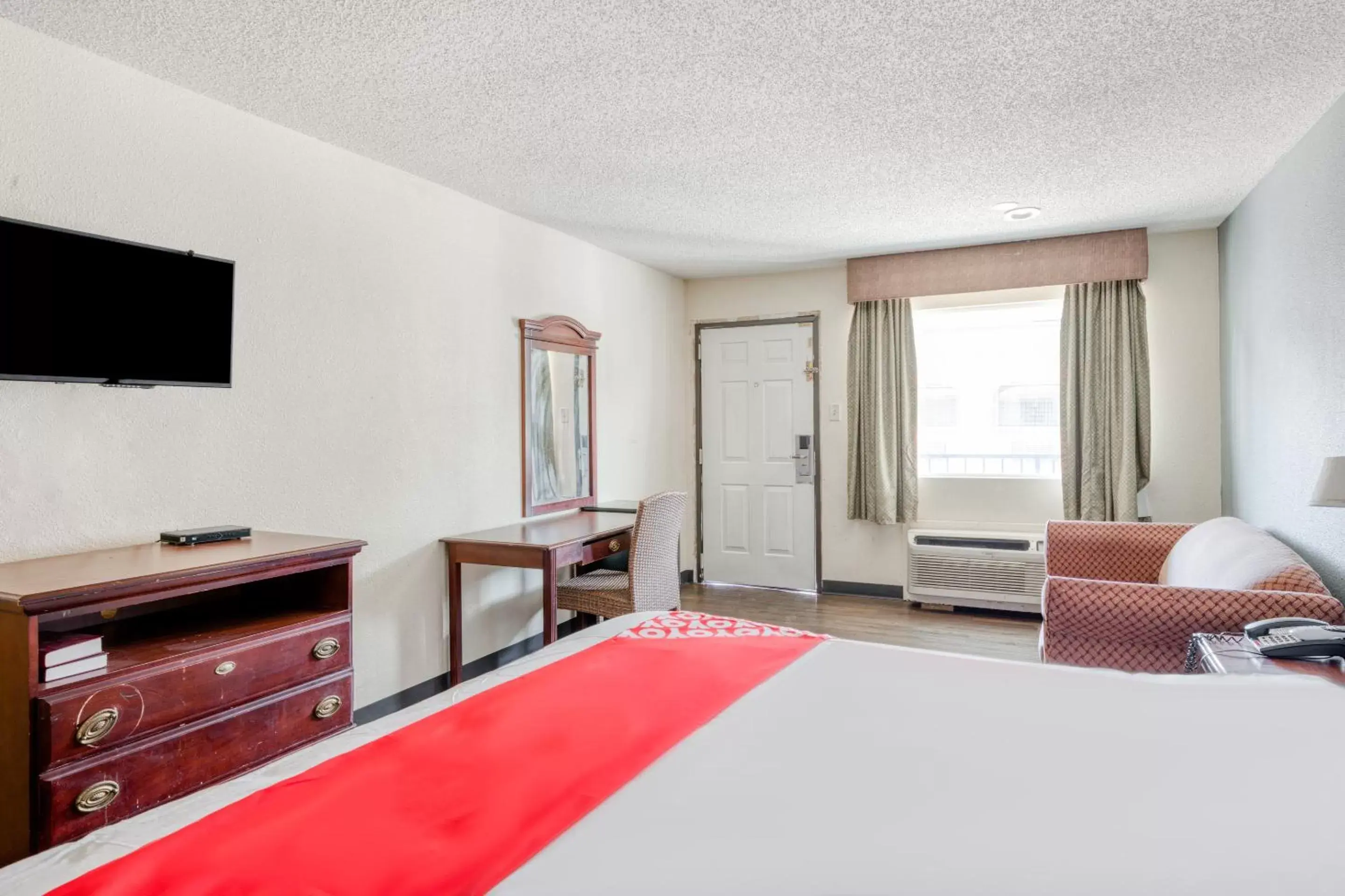 Bedroom, TV/Entertainment Center in OYO Hotel Rosenberg TX I-69