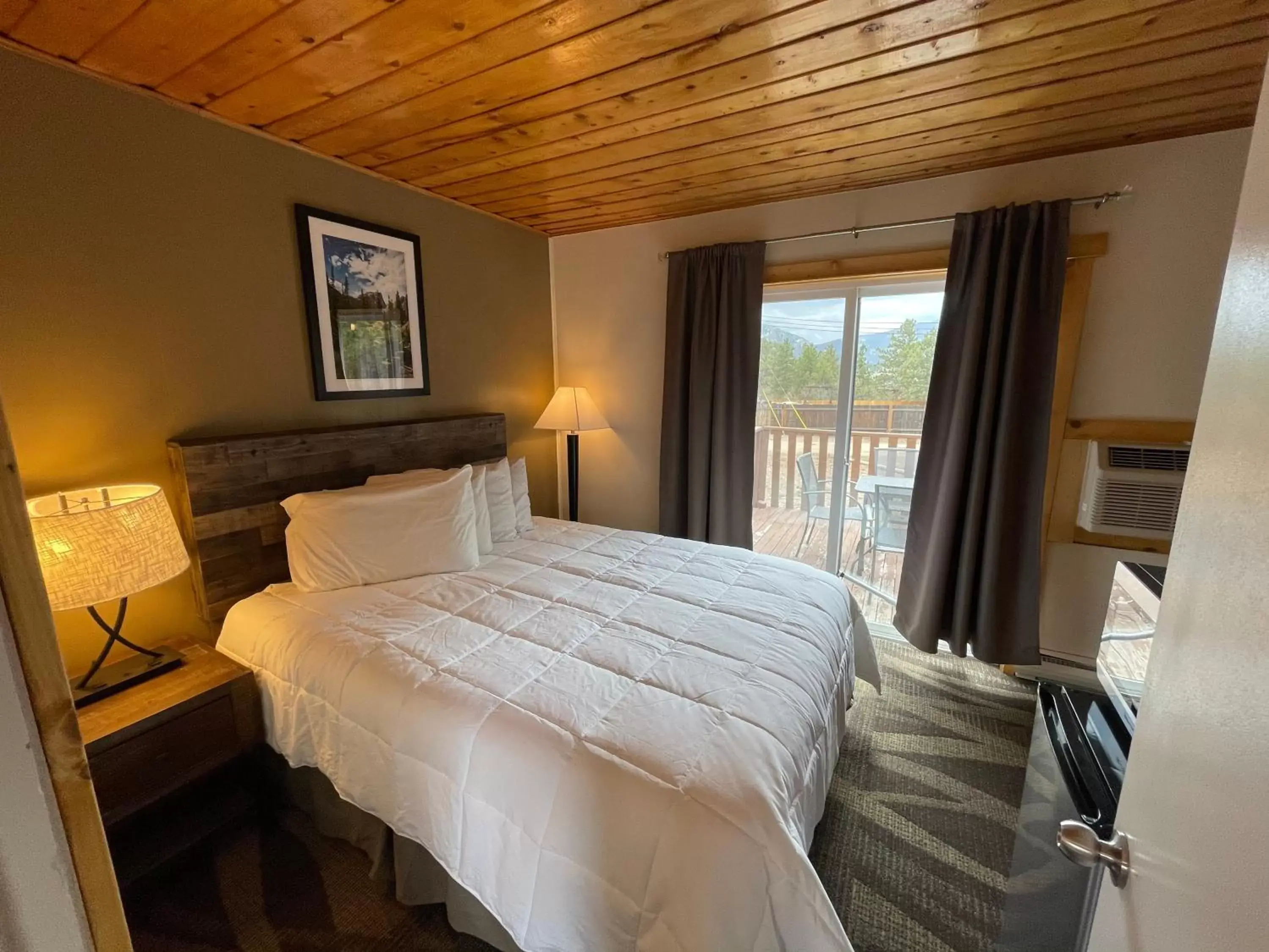 Bed in Estes Mountain Inn