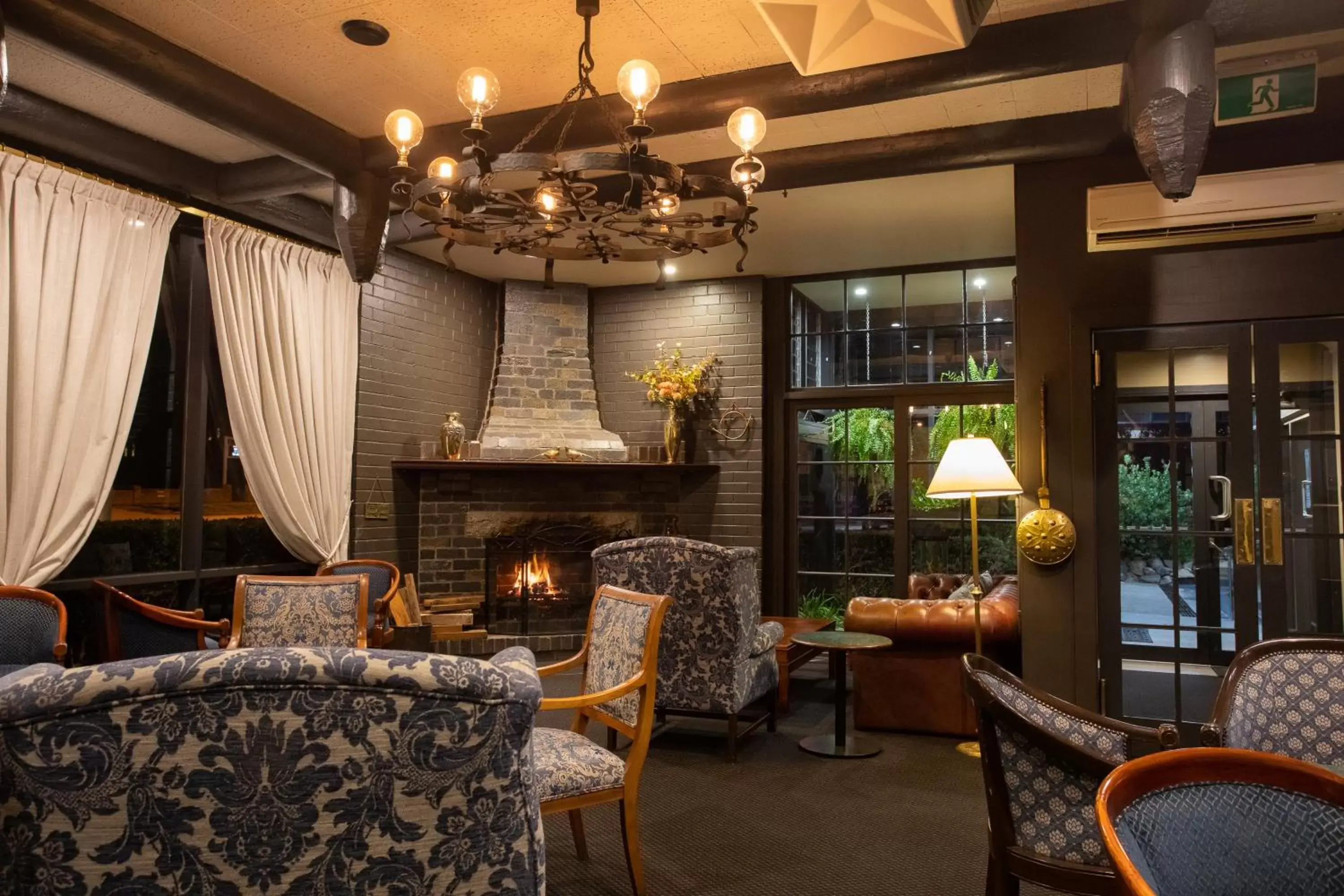 Lounge or bar, Seating Area in New England Motor Lodge