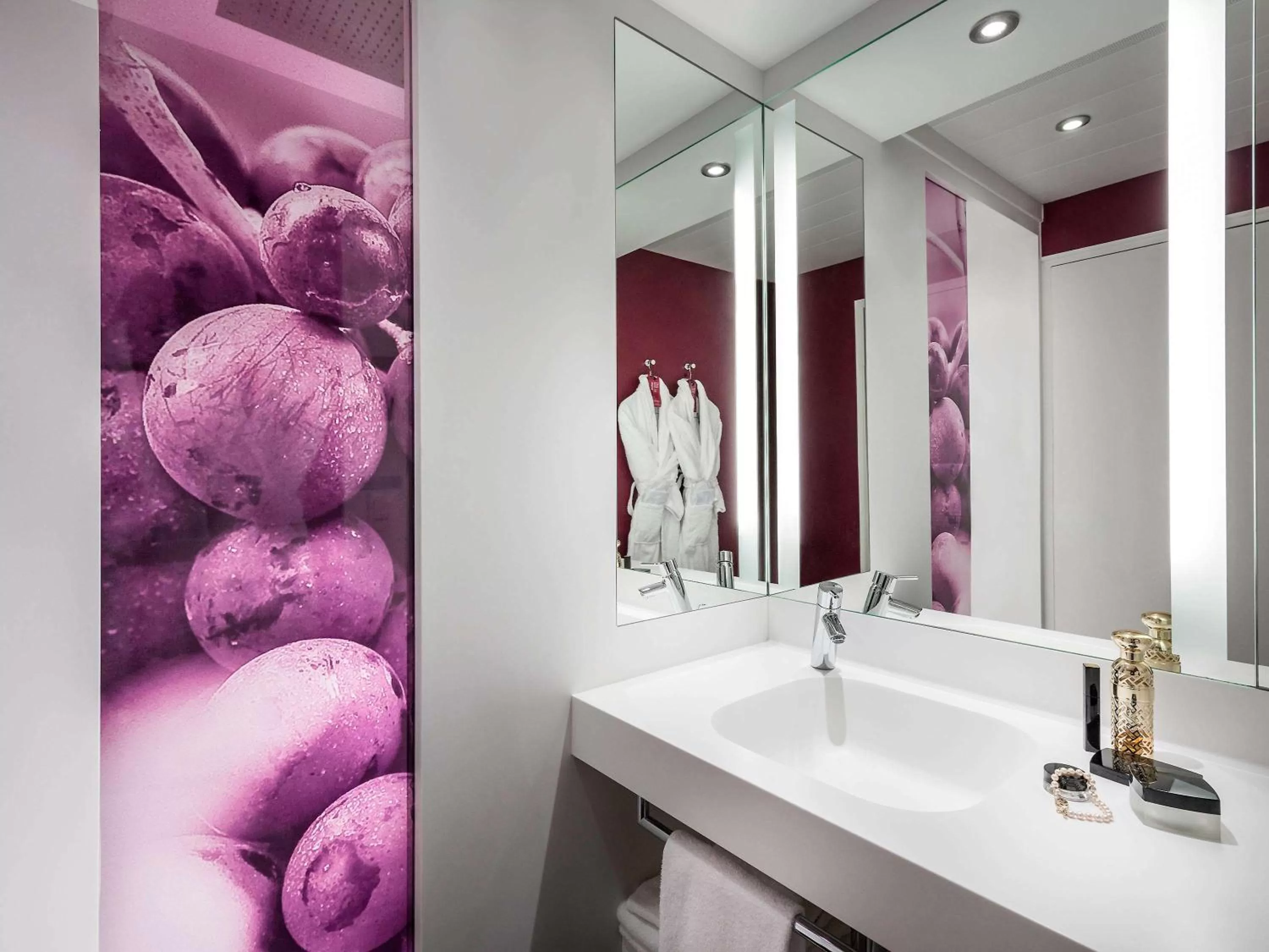 Photo of the whole room, Bathroom in Mercure Reims Centre Cathédrale