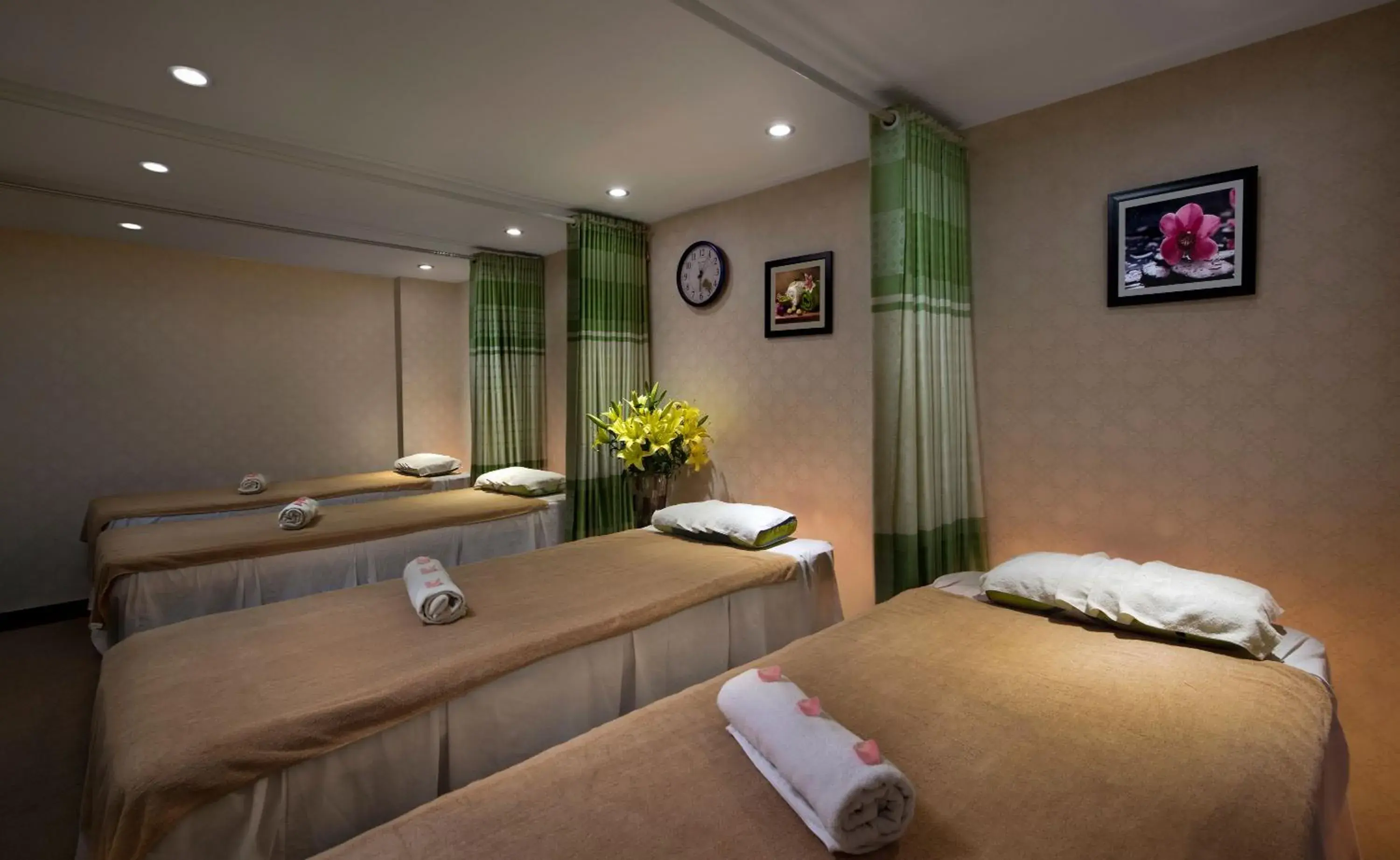Massage, Bed in Lakeside Palace Hotel