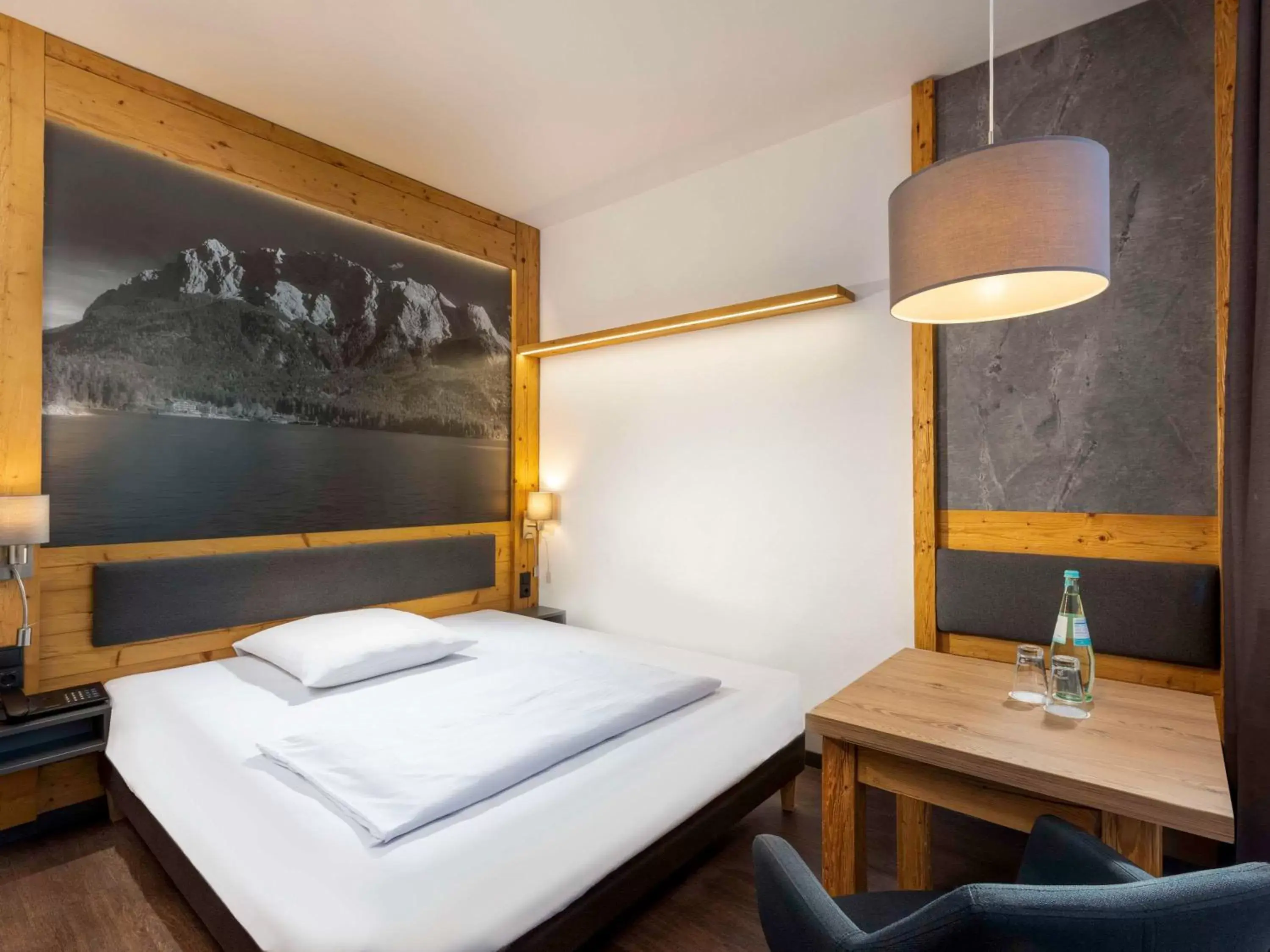 Bedroom, Bed in Mercure Hotel Garmisch Partenkirchen