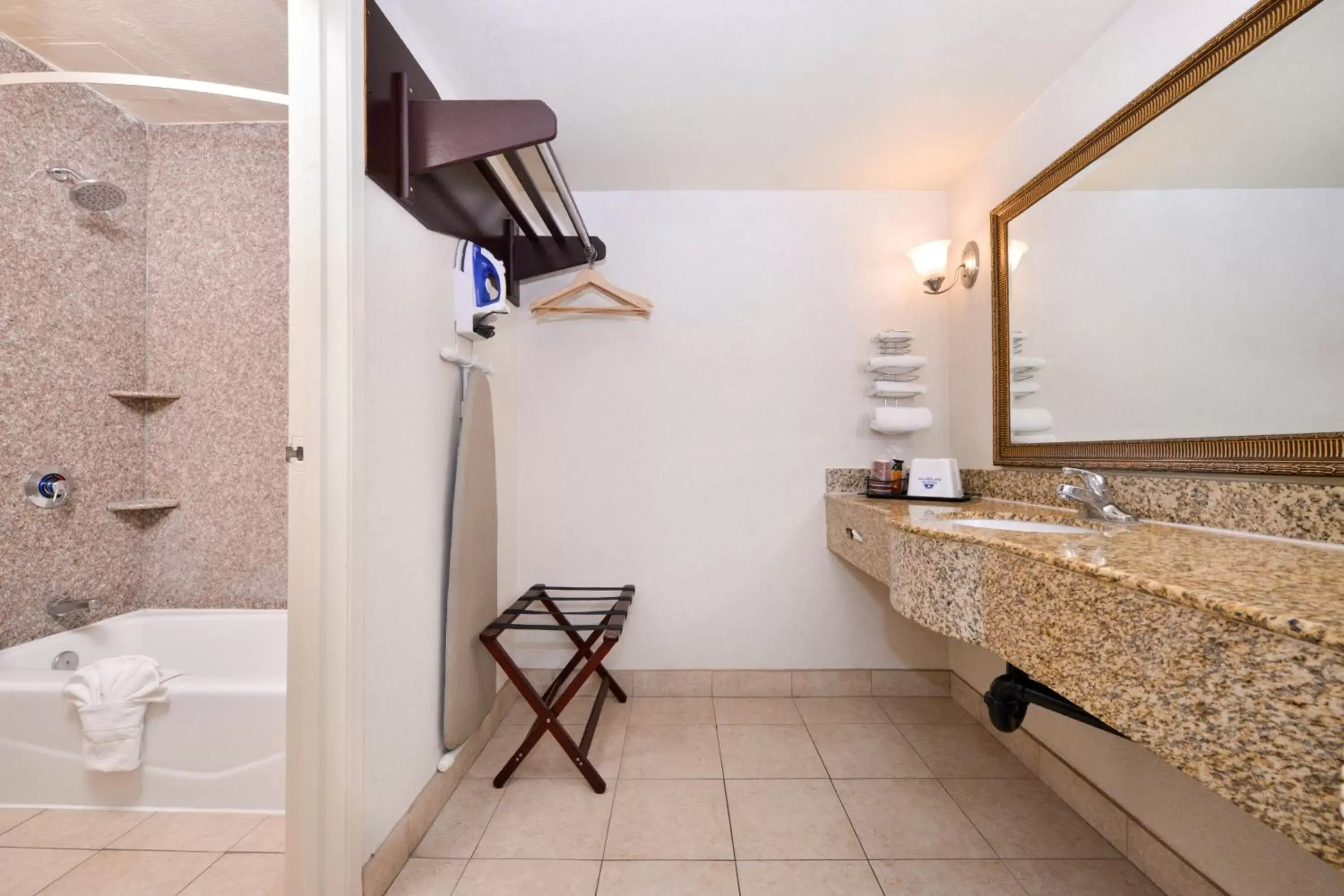 Shower, Bathroom in Hotel Heritage