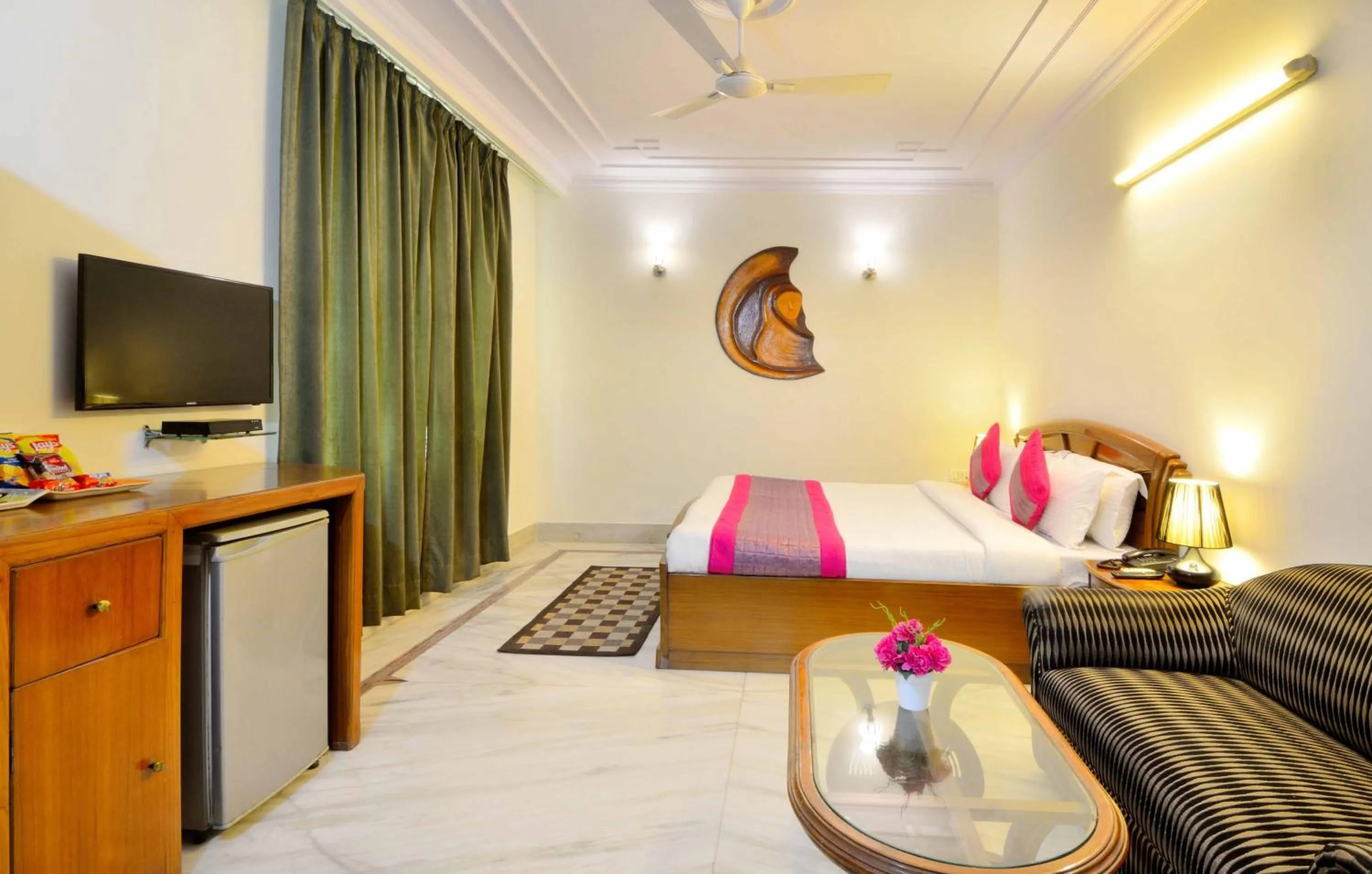 Property building, Bed in Hotel Pablas International, New Delhi, Near Metro