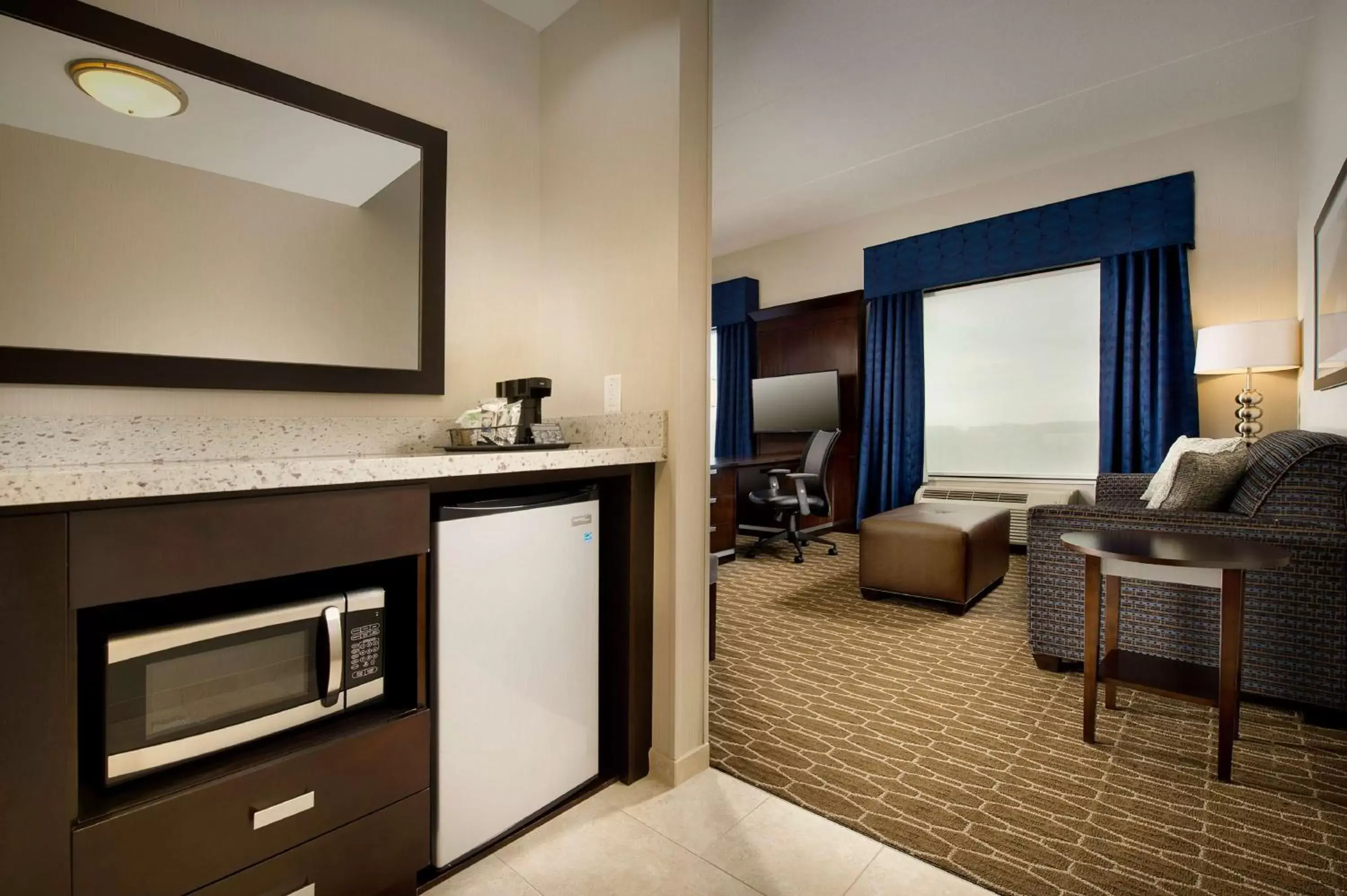 Living room, TV/Entertainment Center in Hampton Inn and Suites Washington DC North/Gaithersburg