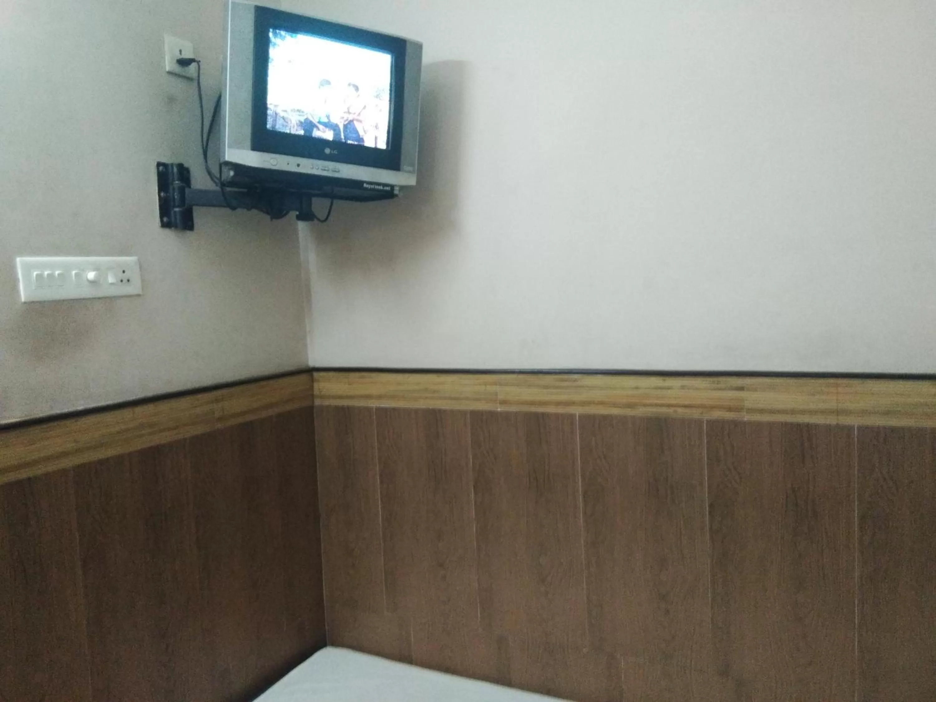 Bedroom, TV/Entertainment Center in Sri Saraswathi Lodge