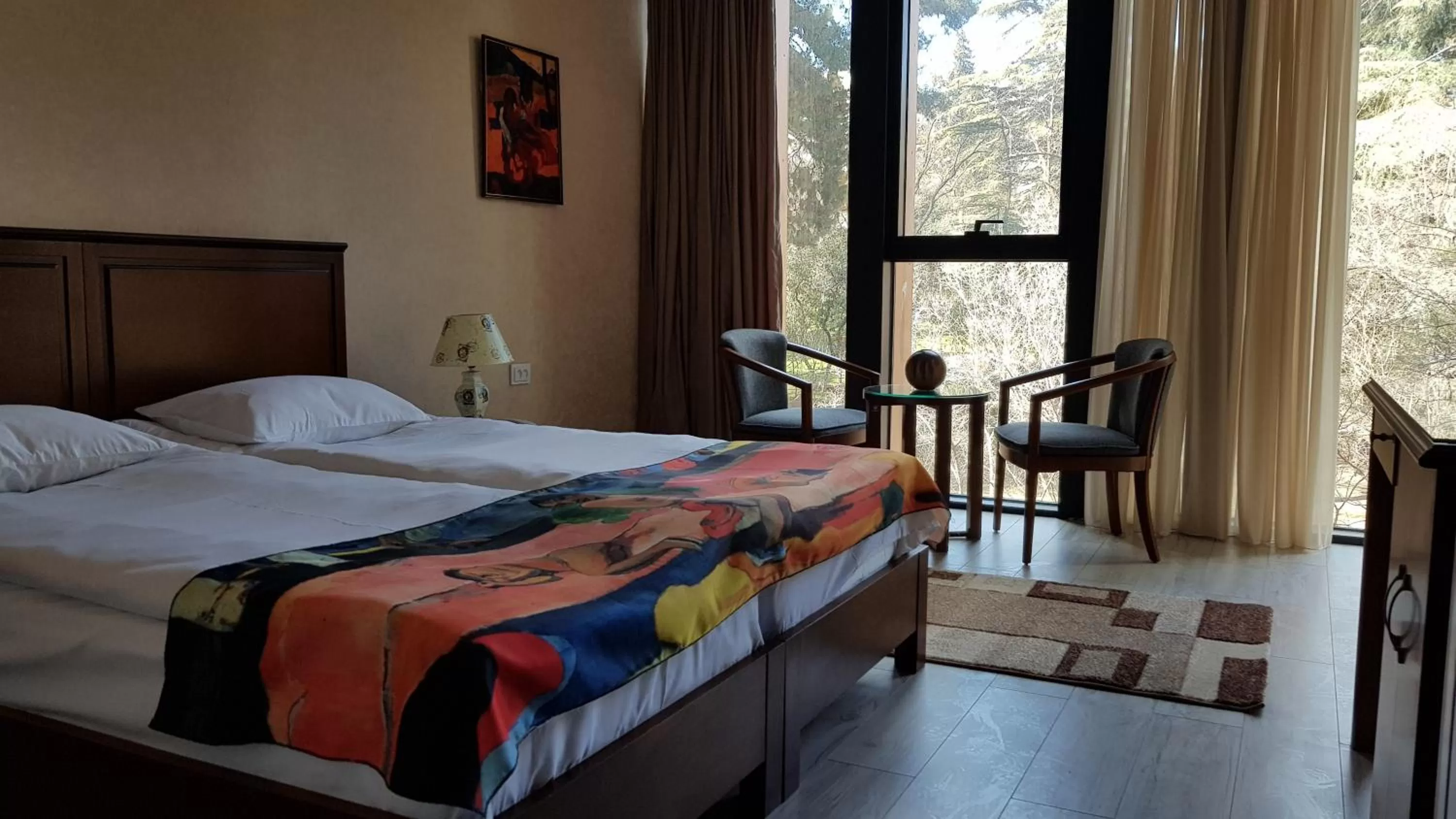 Photo of the whole room, Bed in Hotel Liberty Theatre