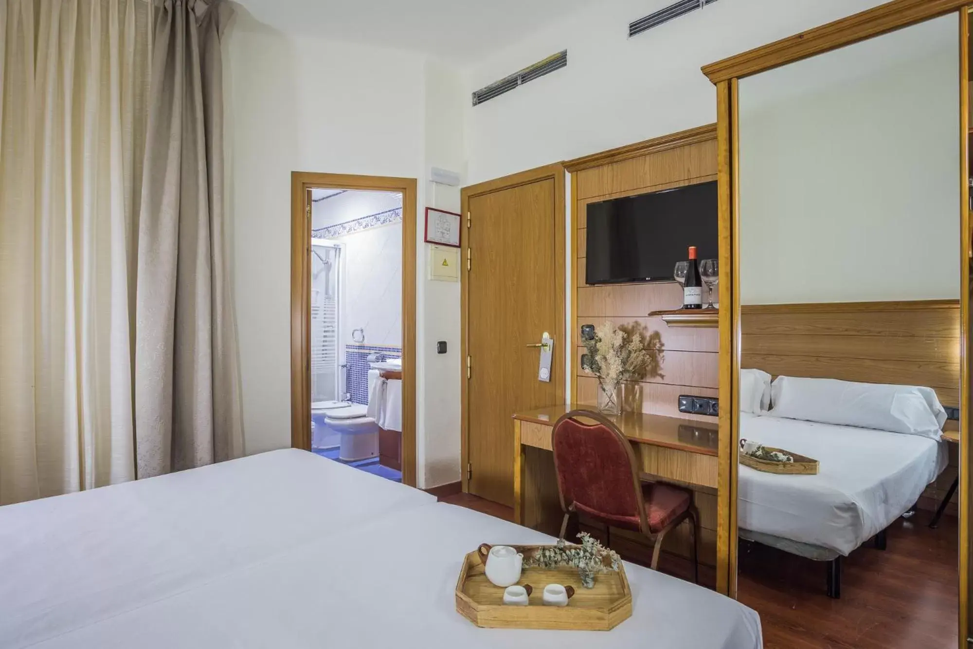 Bedroom, Bed in Negresco Gran Via