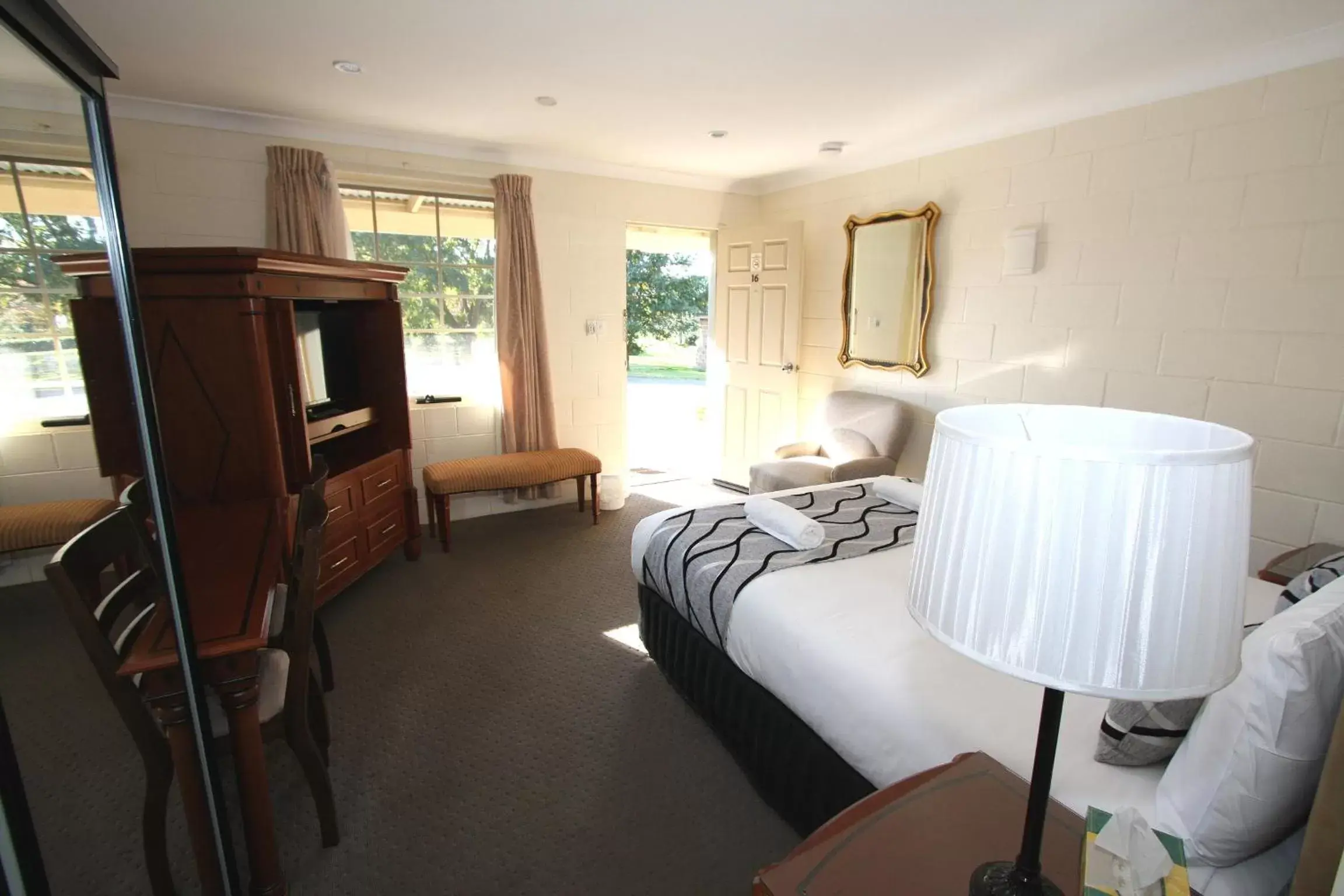 Photo of the whole room, Seating Area in Picton Valley Motel Australia