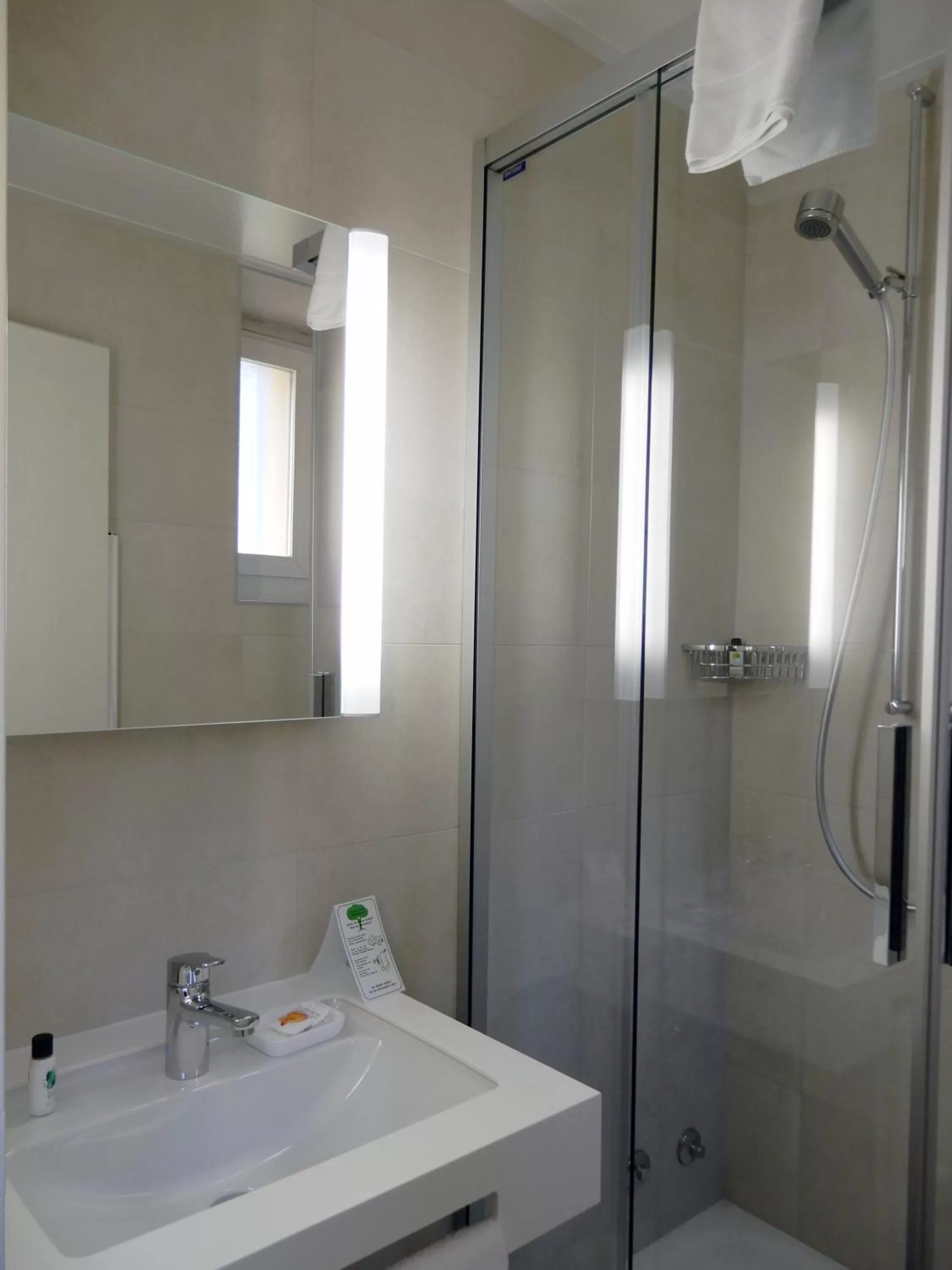 Shower in Hôtel de l'Ecluse