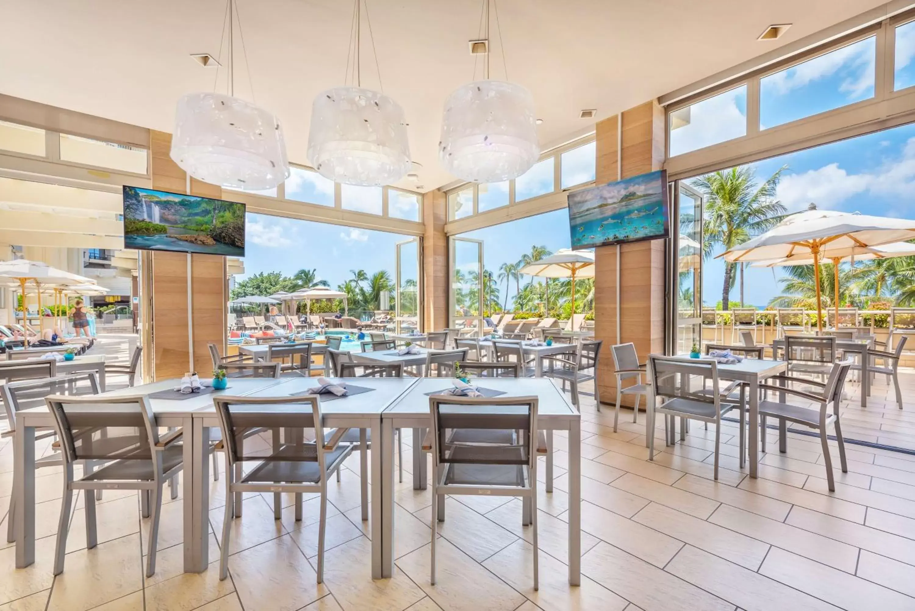 Lounge or bar, Restaurant/Places to Eat in Hyatt Regency Waikiki Beach Resort & Spa