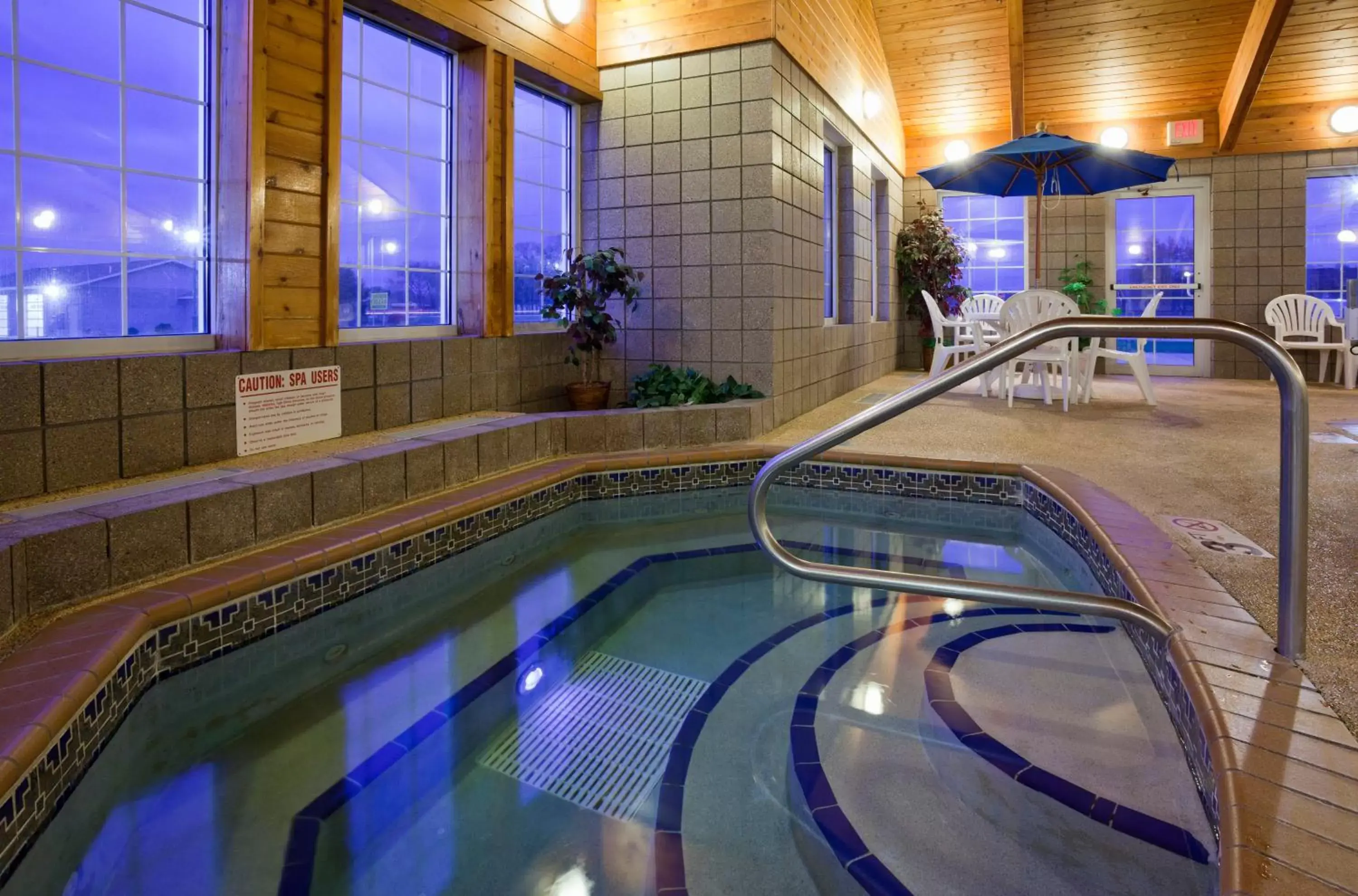 Swimming Pool in Paynesville Inn & Suites