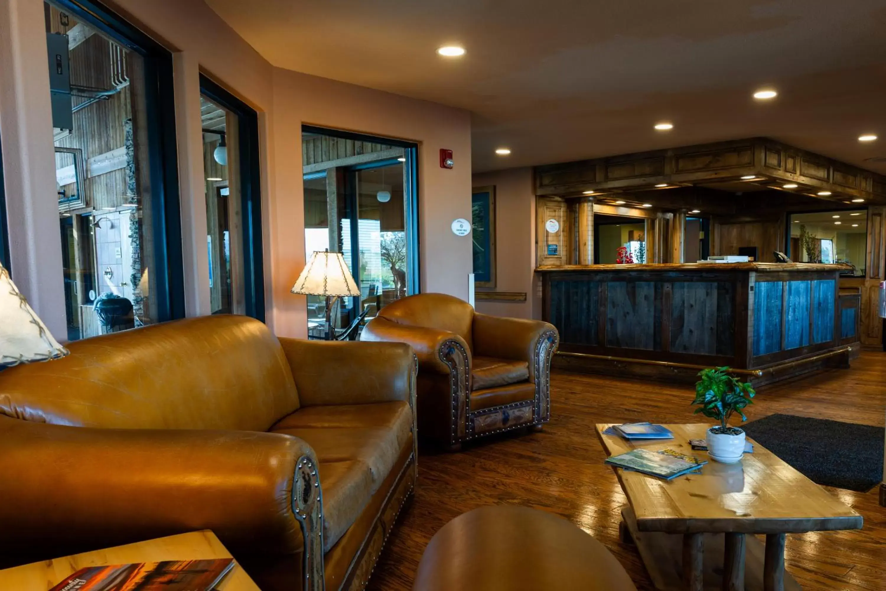 Seating area, Lobby/Reception in Pinedale Hotel & Suites