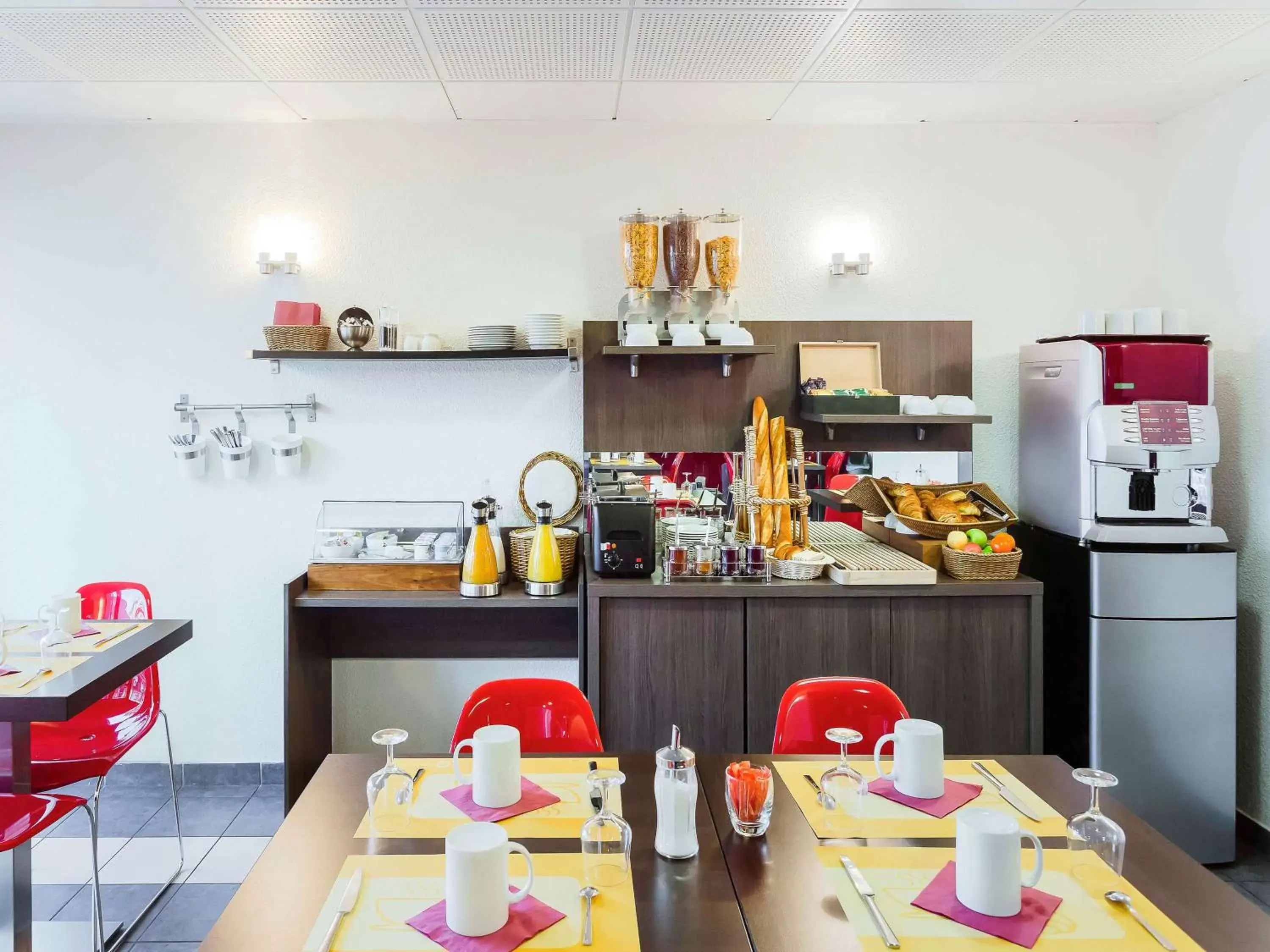 Property building, Restaurant/Places to Eat in Aparthotel Adagio Access Orléans