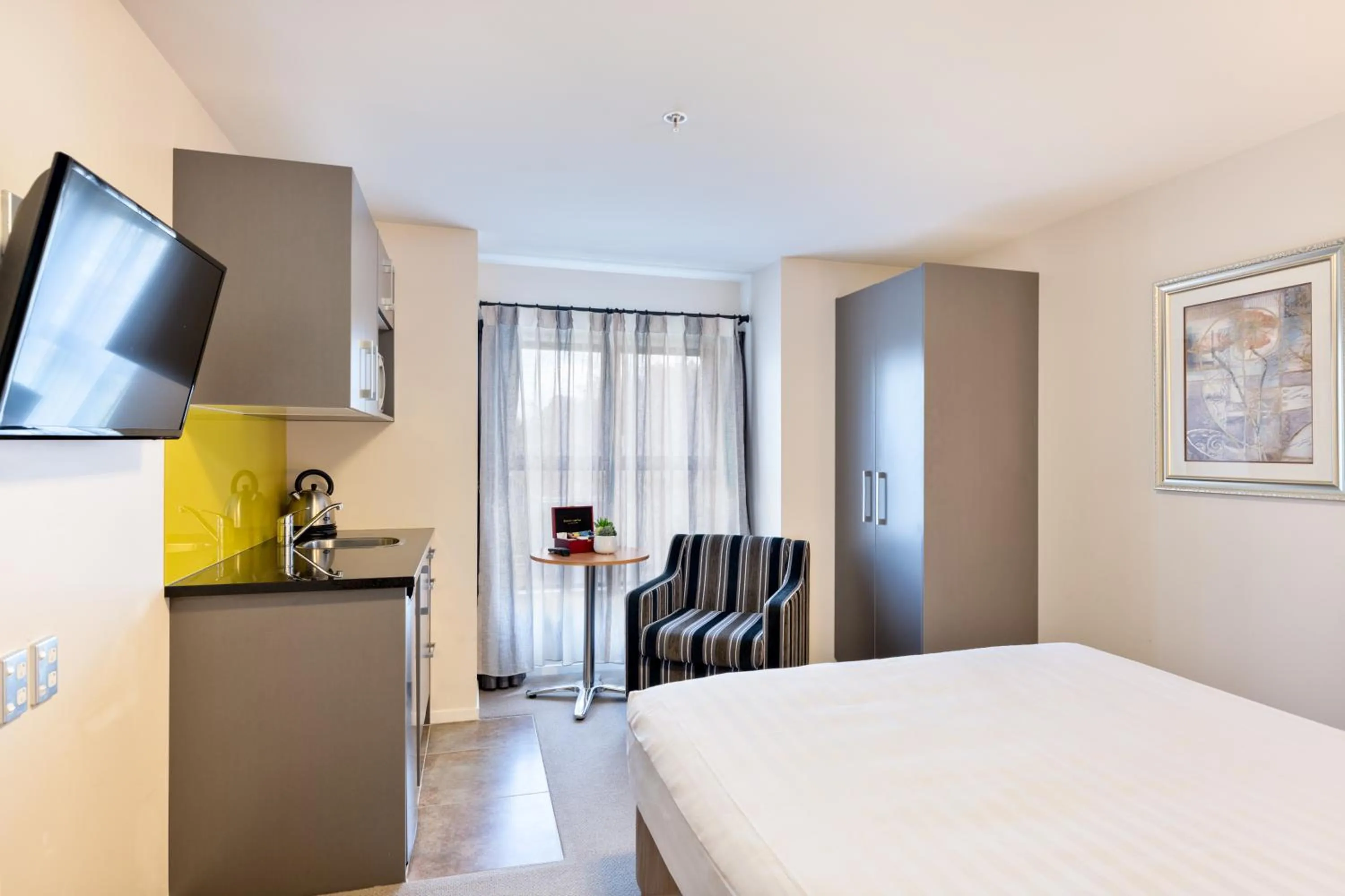 Photo of the whole room, Bed in Alexander Inn