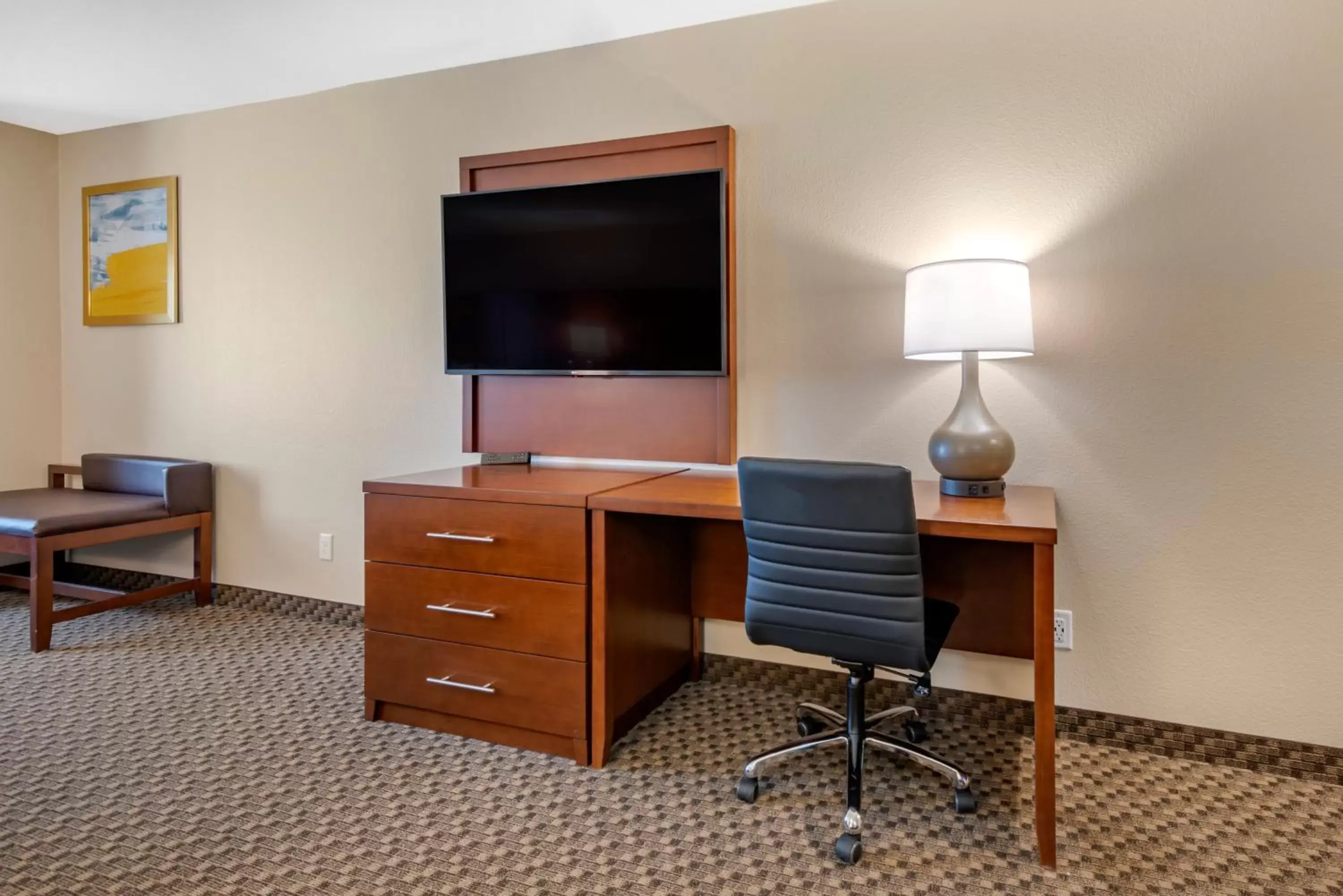 Bedroom, TV/Entertainment Center in Comfort Suites Broomfield-Boulder/Interlocken