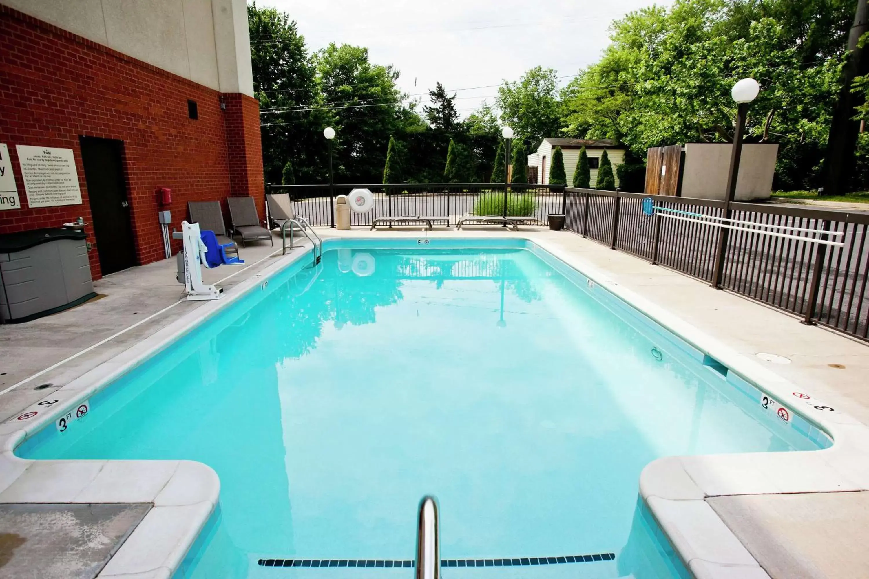 Property building, Swimming Pool in Hampton Inn Inwood