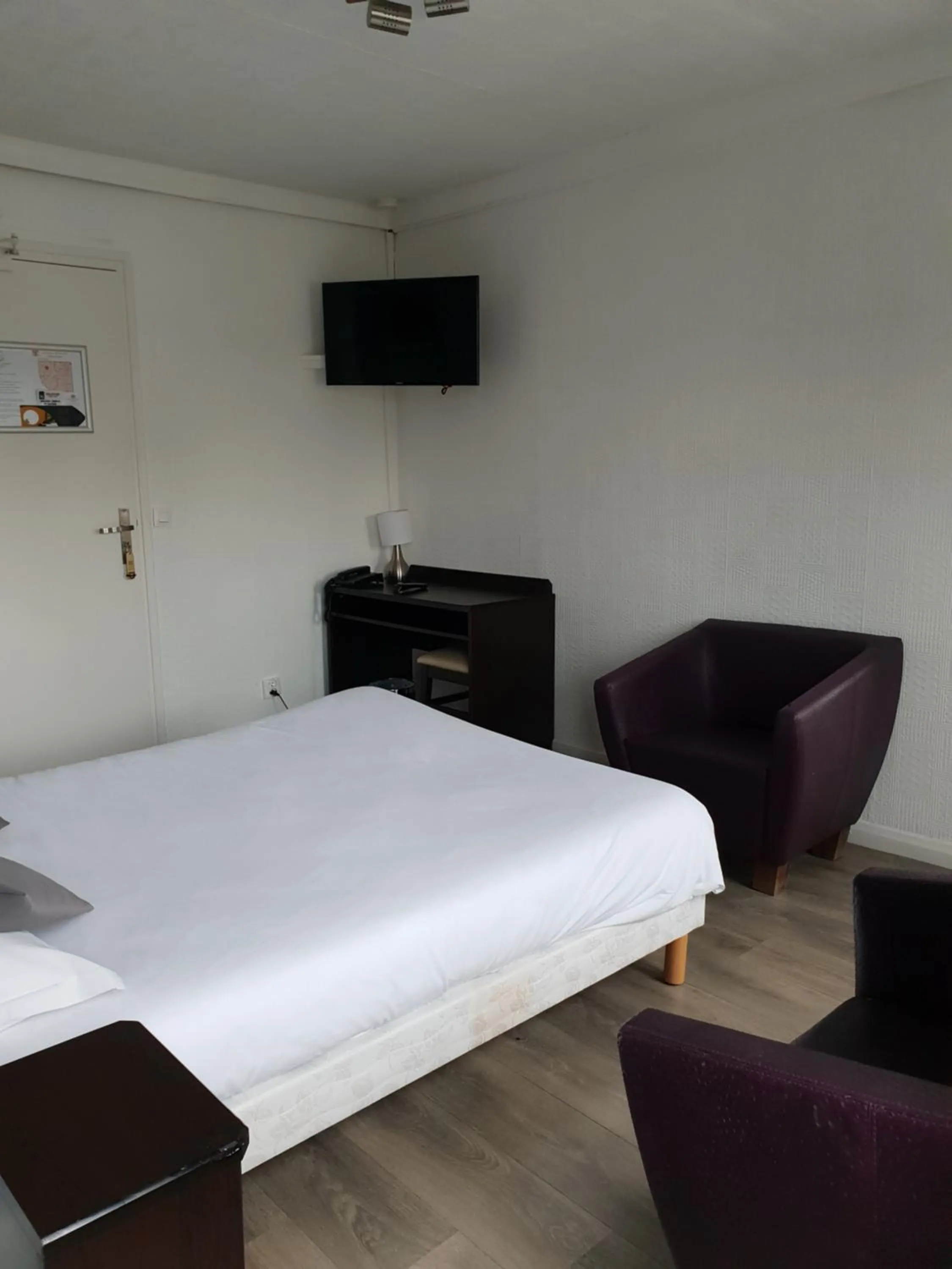 Photo of the whole room, Bed in Le Napoleon