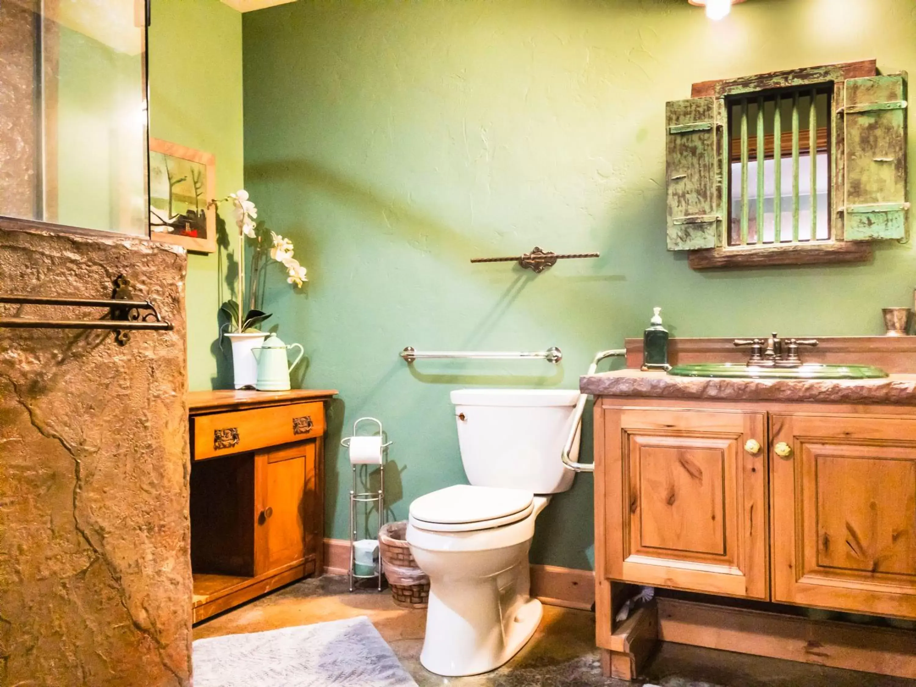 Bathroom in Talus Rock Retreat