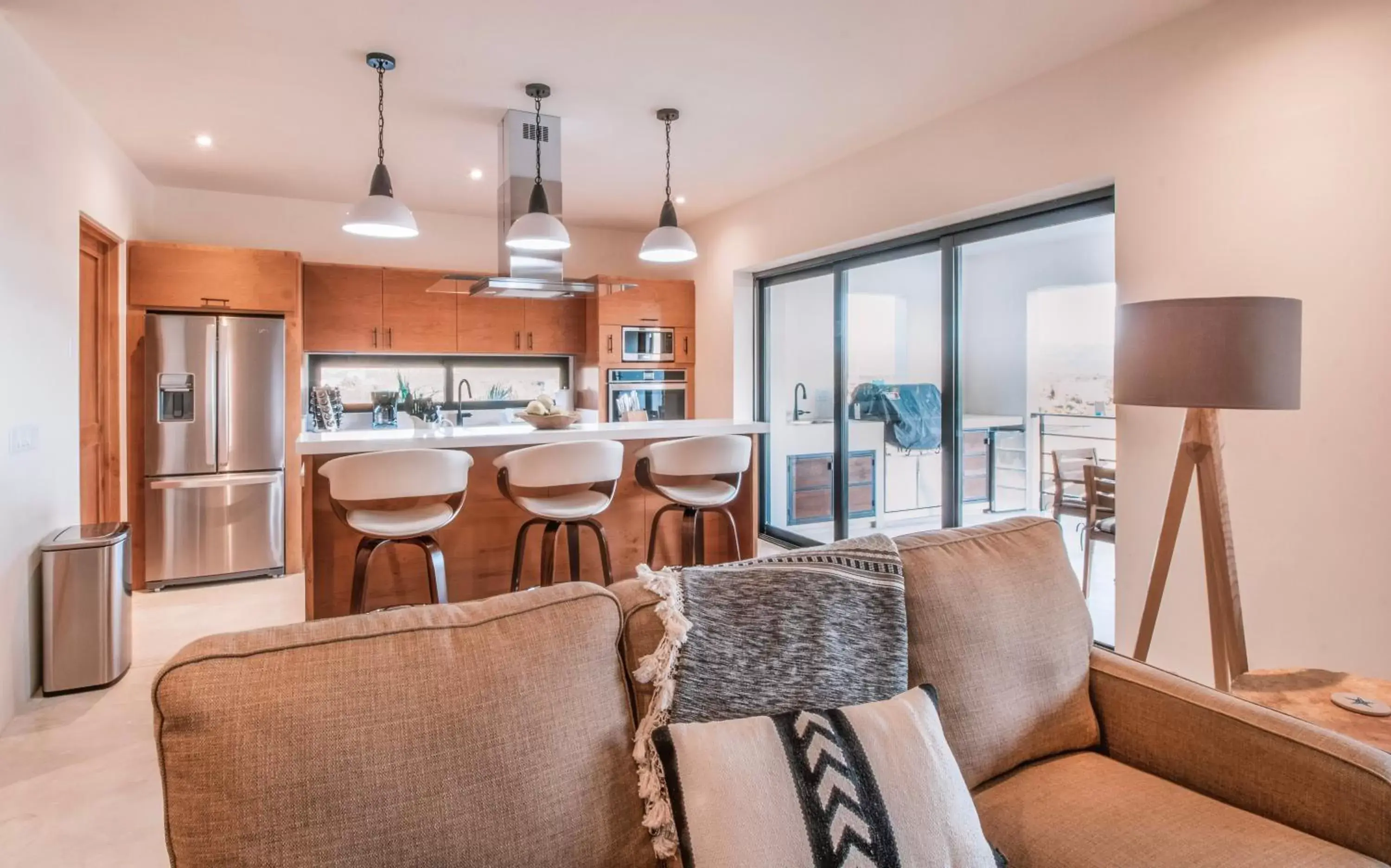 Kitchen or kitchenette, Seating Area in Cerritos Surf Residences