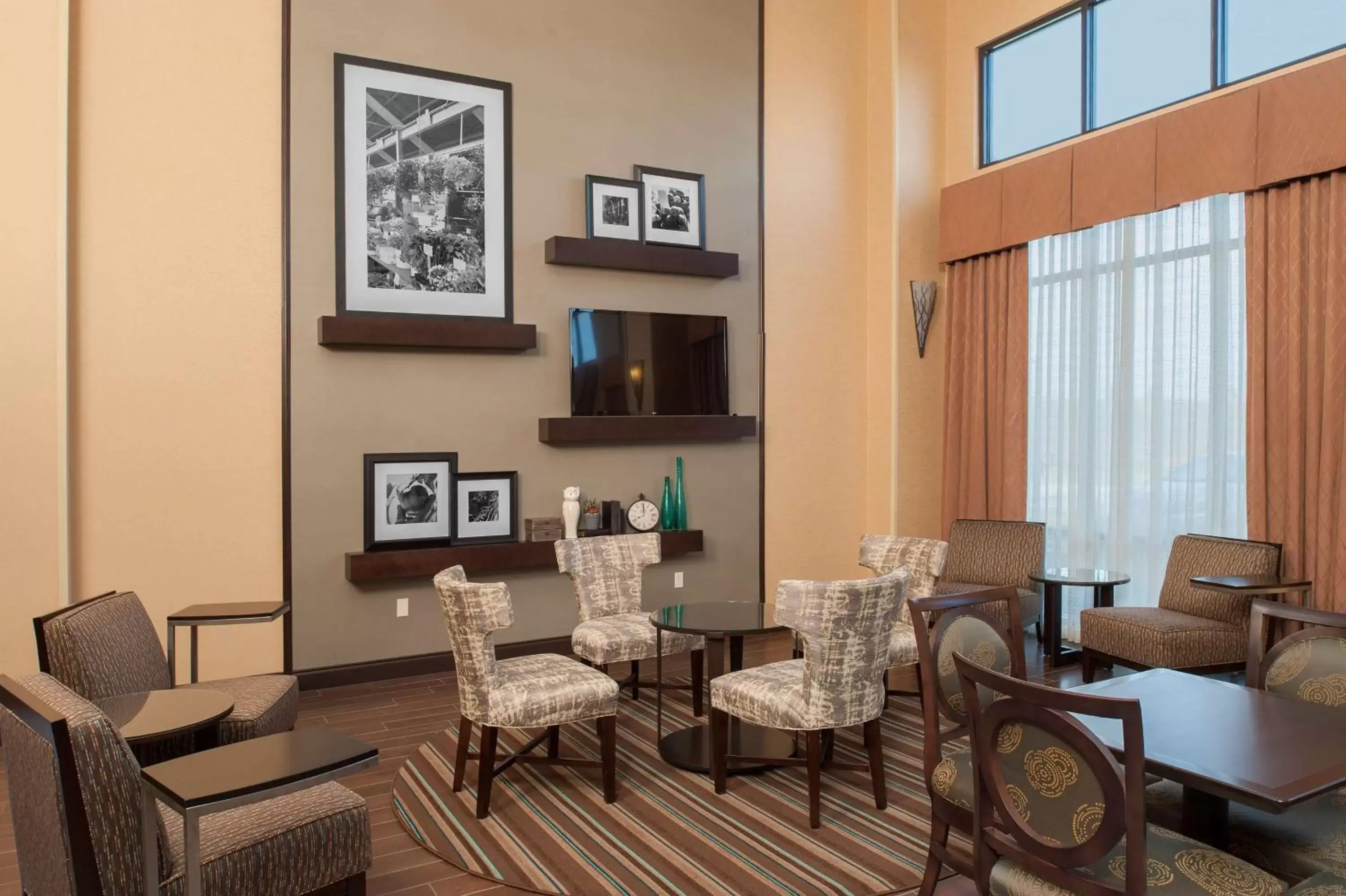 Lobby or reception, Seating Area in Hampton Inn & Suites Grand Rapids-Airport 28th St