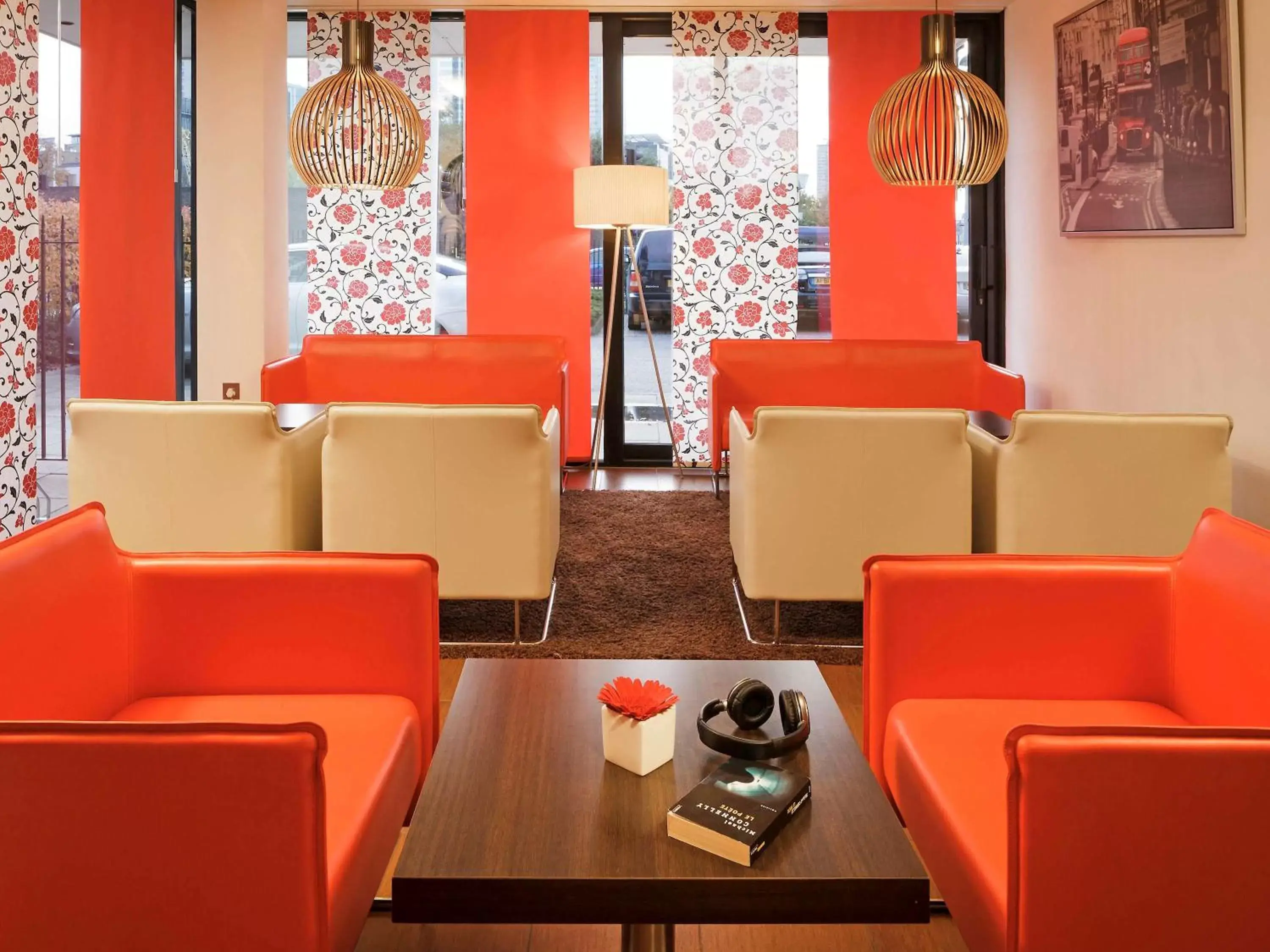 Lounge or bar, Restaurant/Places to Eat in ibis London Docklands Canary Wharf