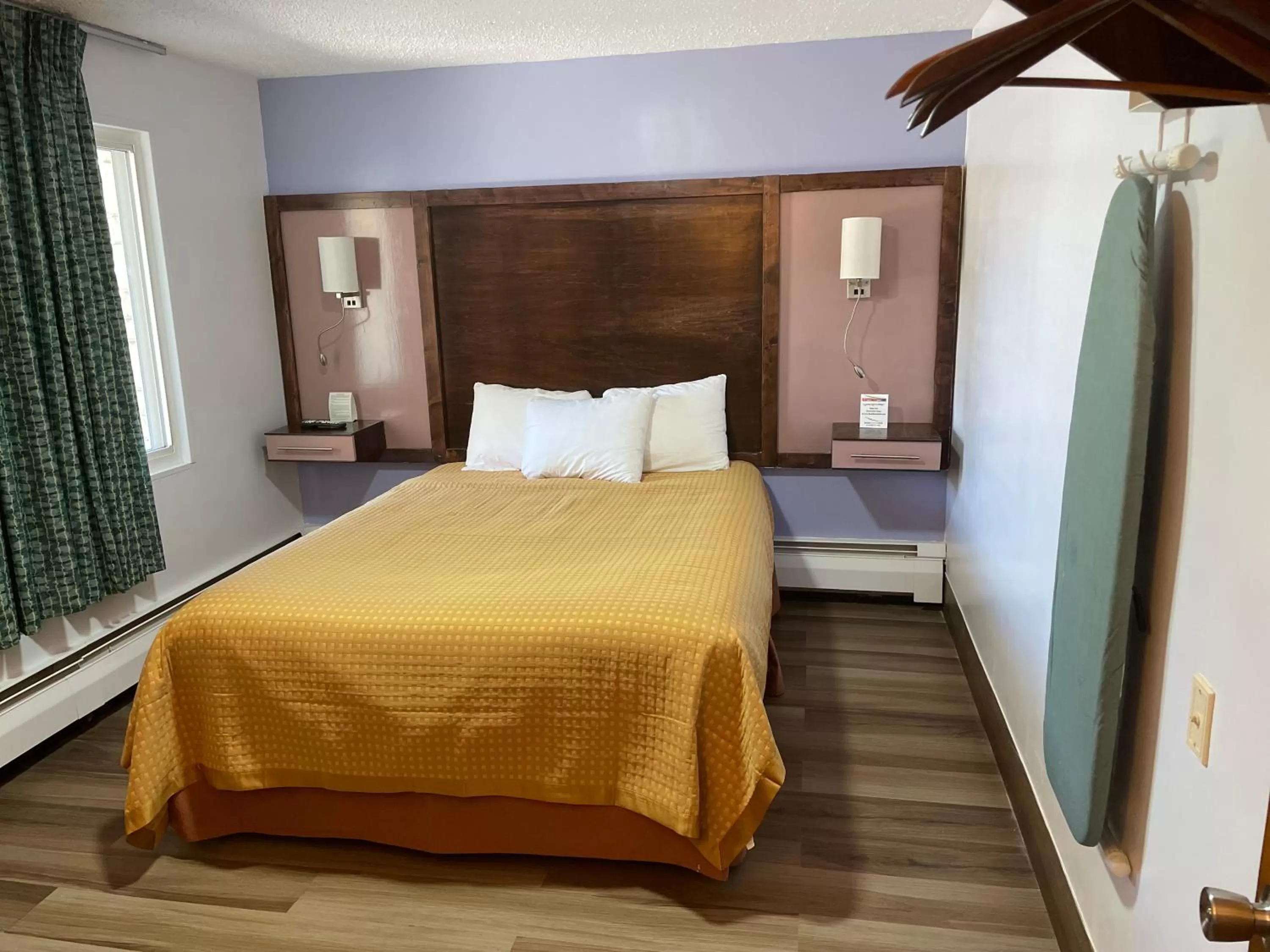 Bed in Scottish Inn - North Tonawanda