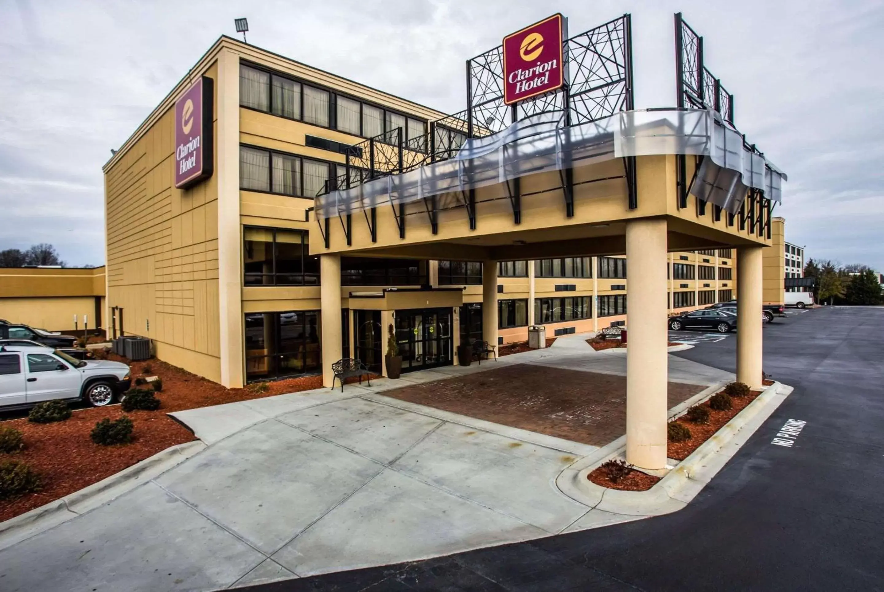 Property Building in Clarion Hotel Charlotte Airport & Conference Center
