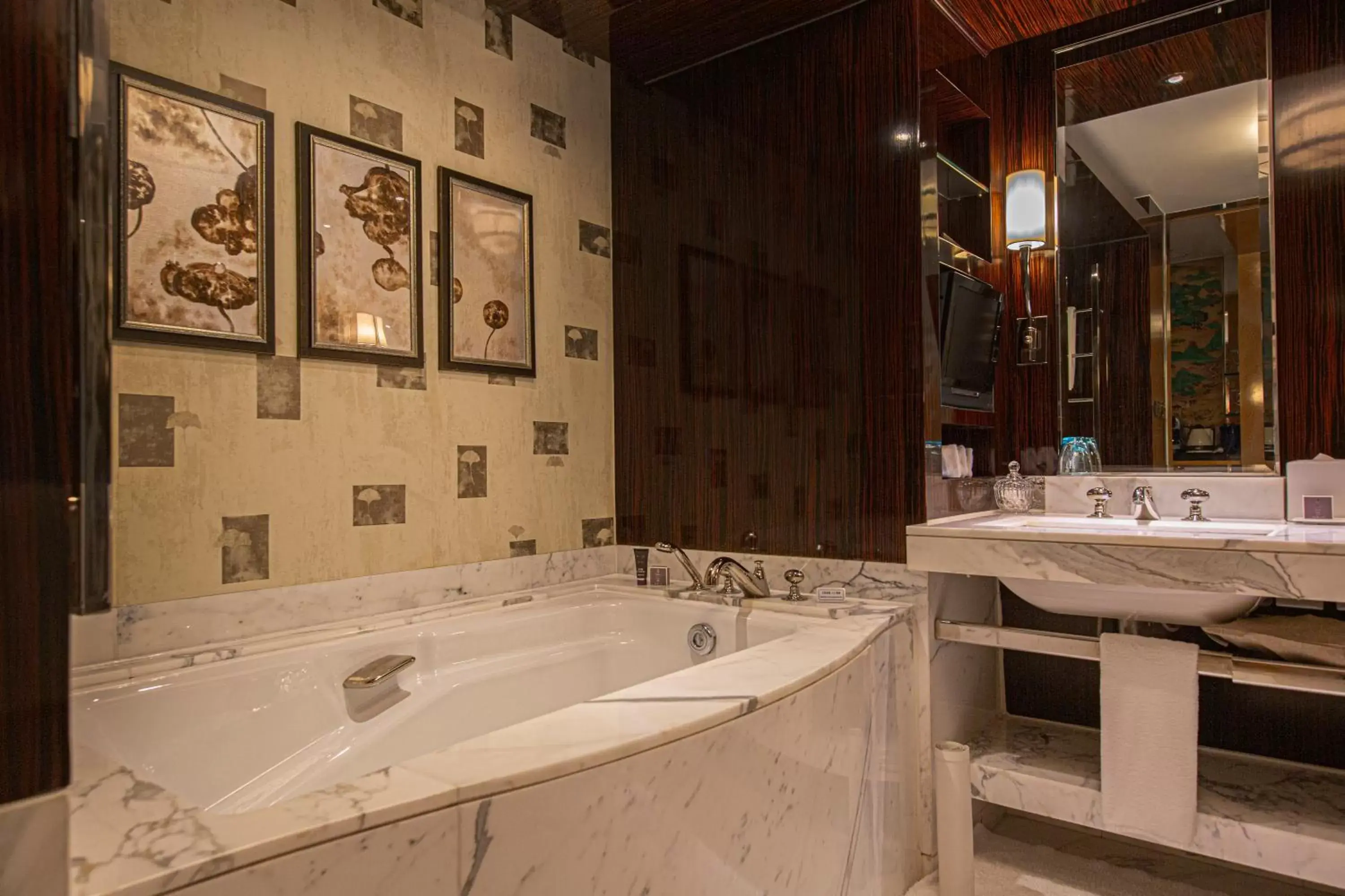 Hot Tub, Bathroom in The Ritz-Carlton Beijing, Financial Street
