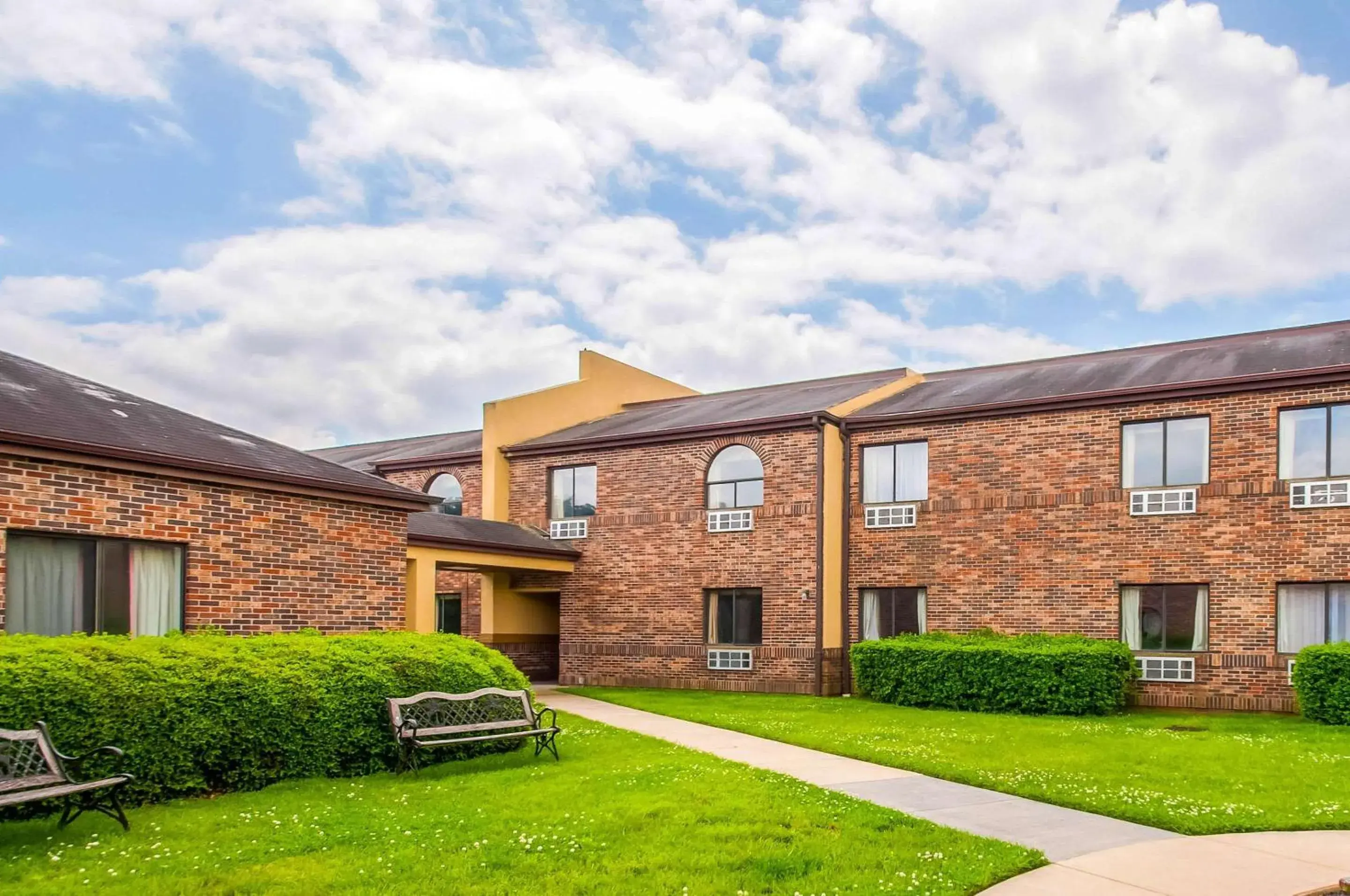 Property Building in Quality Inn Salisbury