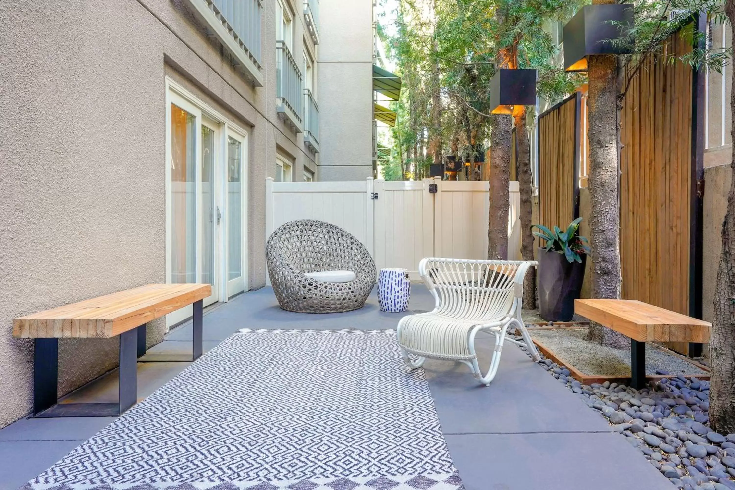 Patio in Hotel Amarano Burbank-Hollywood