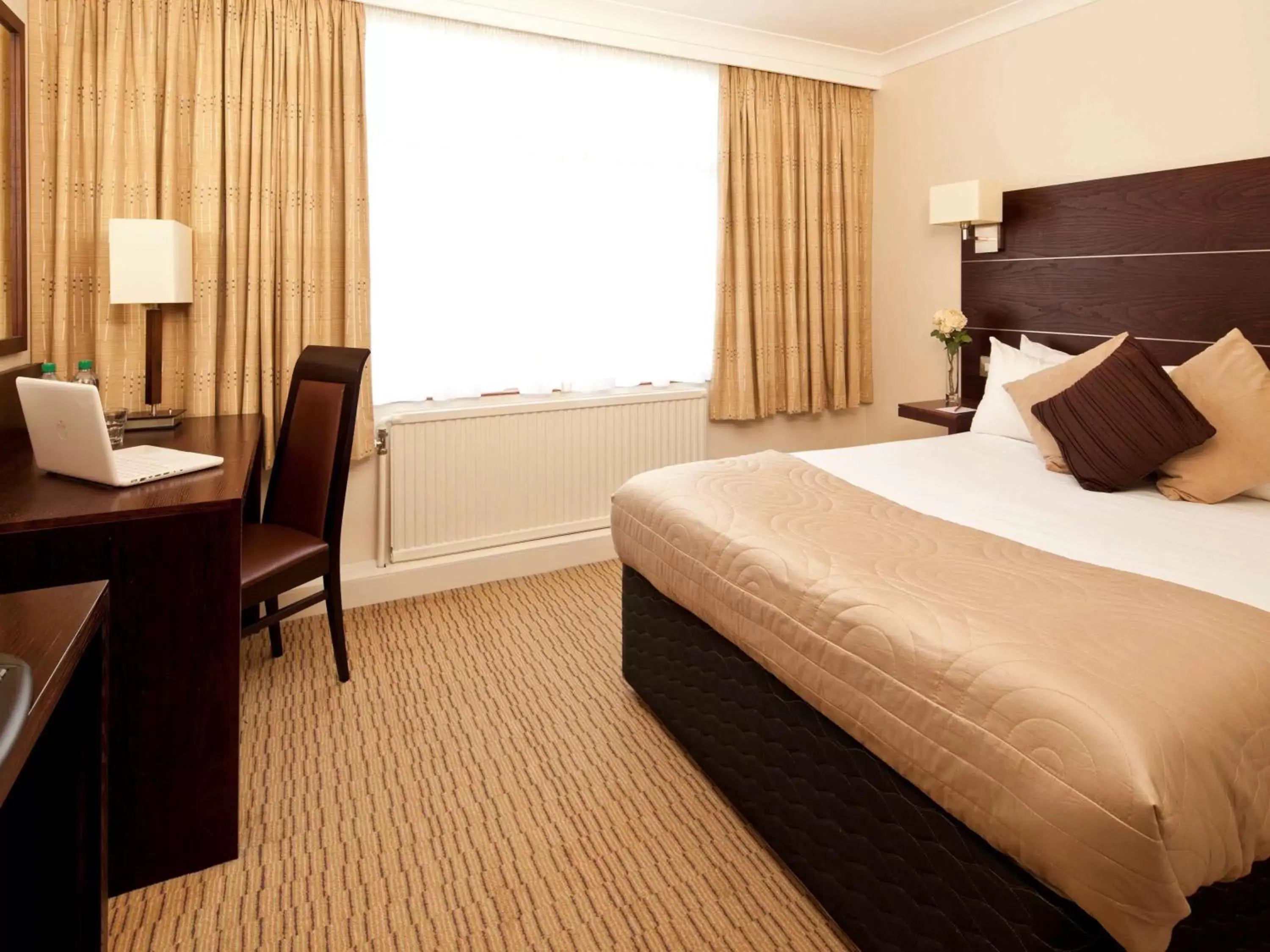 Photo of the whole room, Bed in Mercure Bradford, Bankfield Hotel